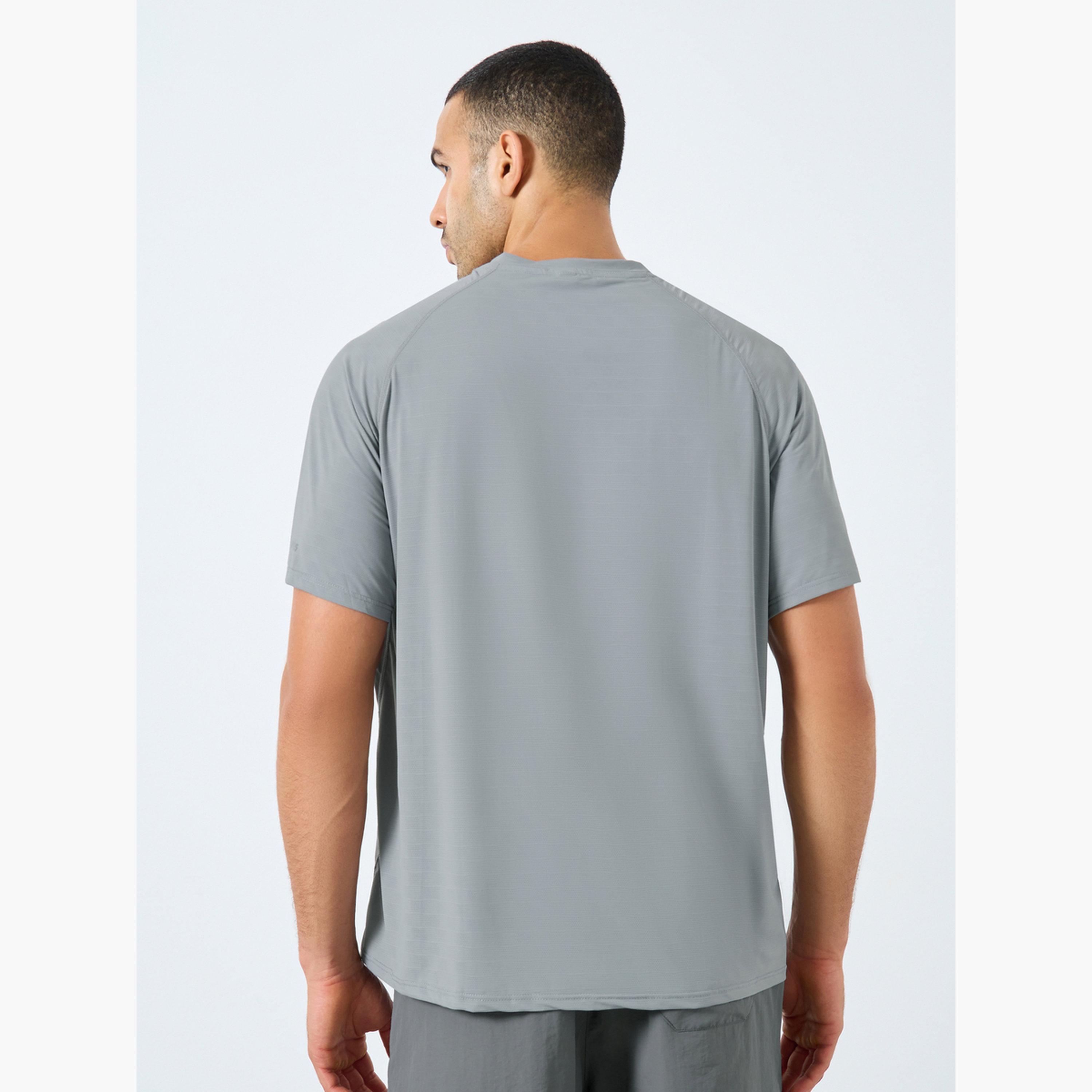ستايلي - تي شيرت رياضي بقصّة عادية وتفاصيل طباعة على الكتف-men-clothing-sportswearandactivewear-tshirtsandpolos-image-5