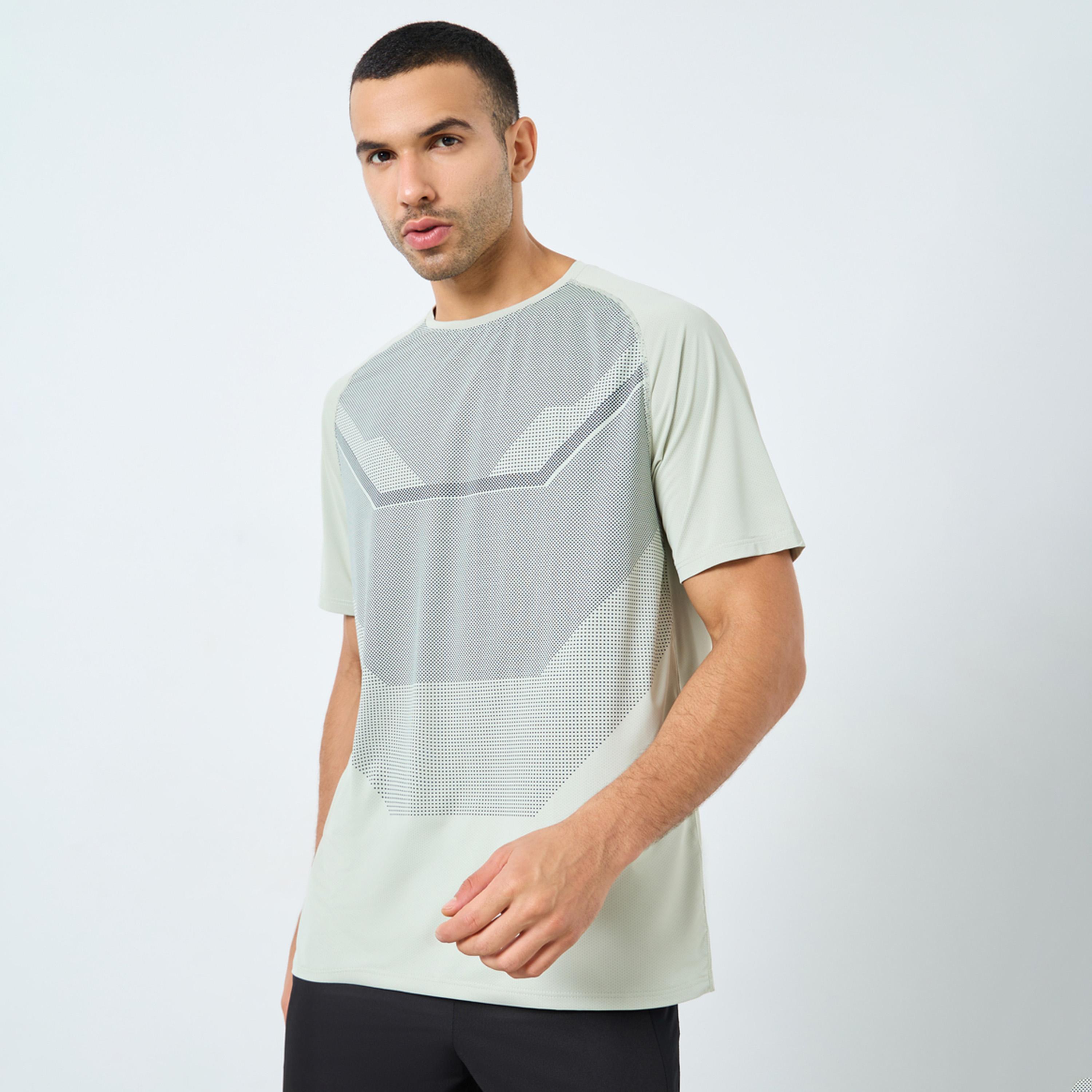 ستايلي - تي شيرت رياضي بقصّة عادية وتفاصيل طباعة أمامية-men-clothing-sportswearandactivewear-tshirtsandpolos-image-1