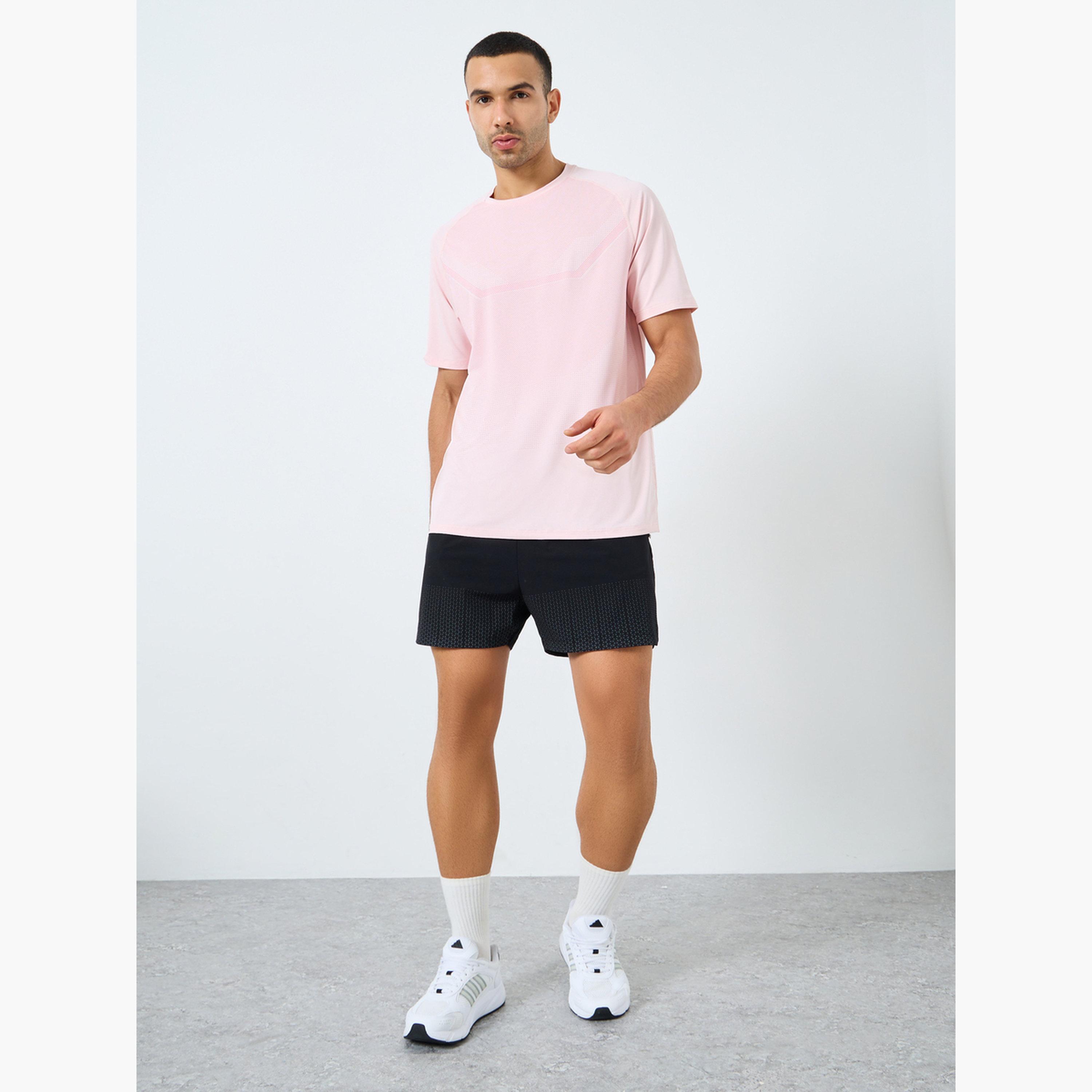 ستايلي - تي شيرت رياضي بقصّة عادية وتفاصيل طباعة أمامية-men-clothing-sportswearandactivewear-tshirtsandpolos-image-2