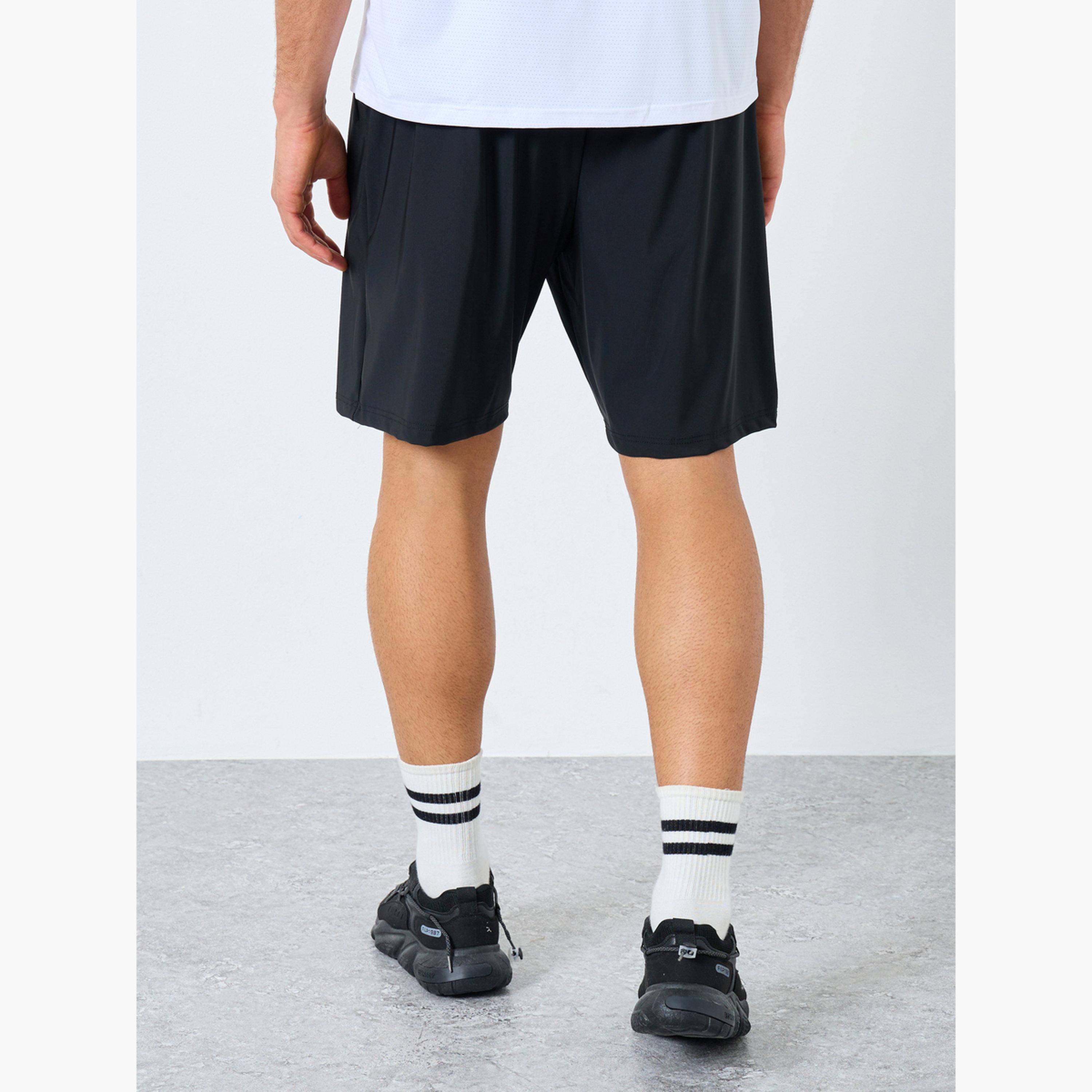 ستايلي - شورت رجالي أسود بقصة عادية-men-clothing-sportswearandactivewear-bottoms-shorts-image-3