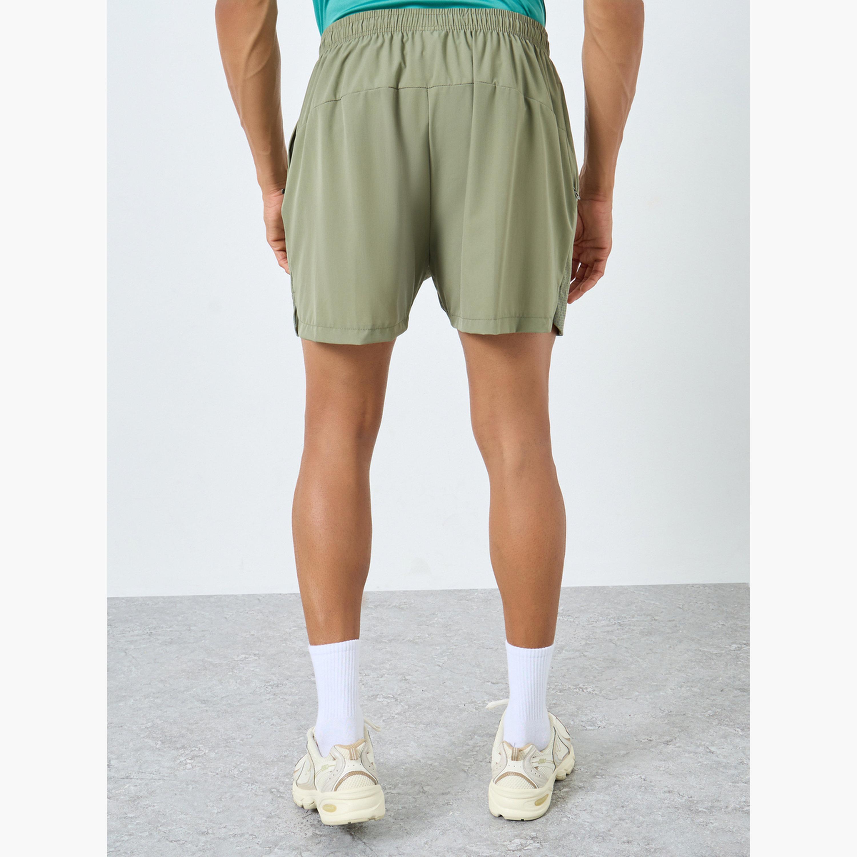 ستايلي - شورت رياضي رجالي مطبوع بقصّة عادية بلون زيتوني-men-clothing-sportswearandactivewear-bottoms-shorts-image-3