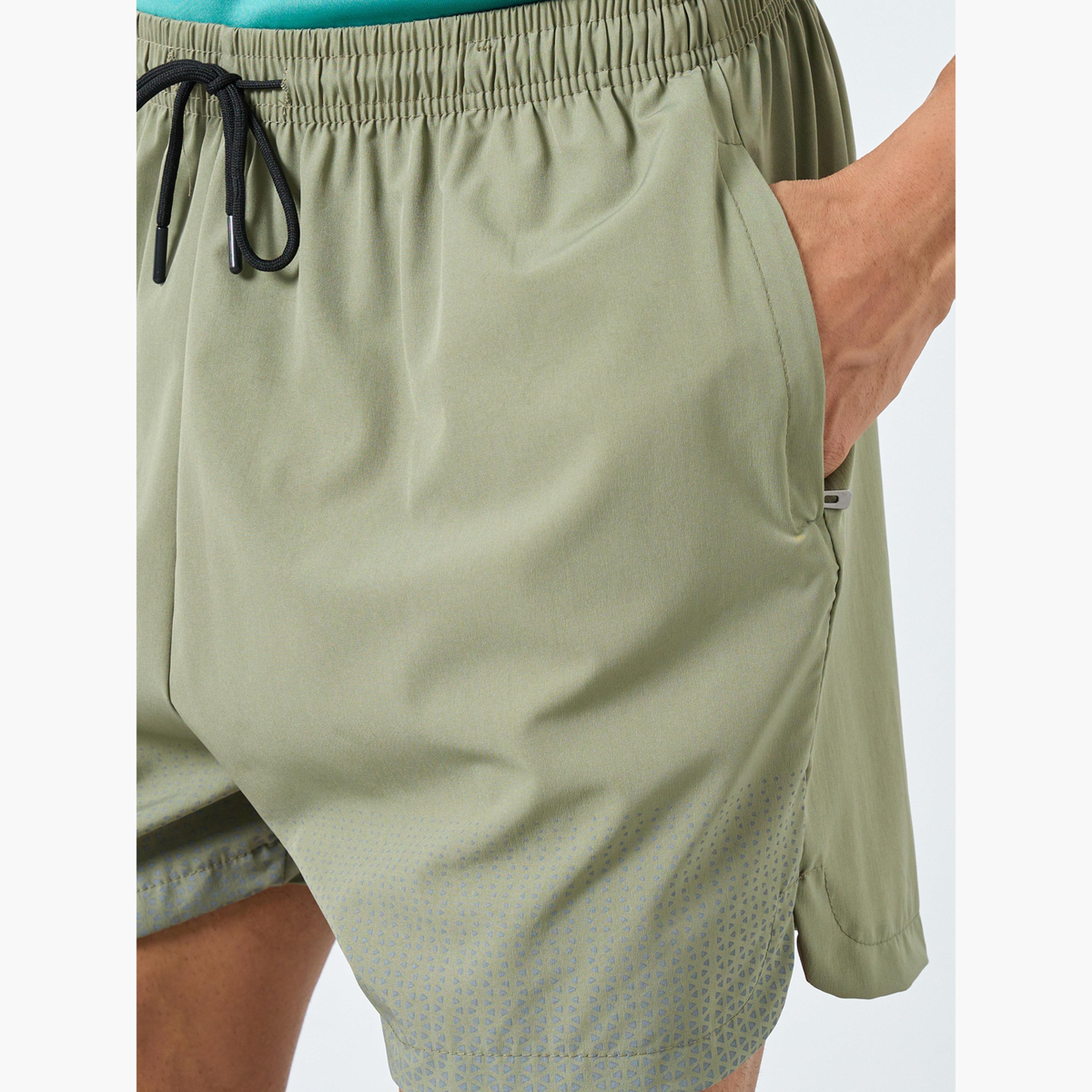 ستايلي - شورت رياضي رجالي مطبوع بقصّة عادية بلون زيتوني-men-clothing-sportswearandactivewear-bottoms-shorts-image-4