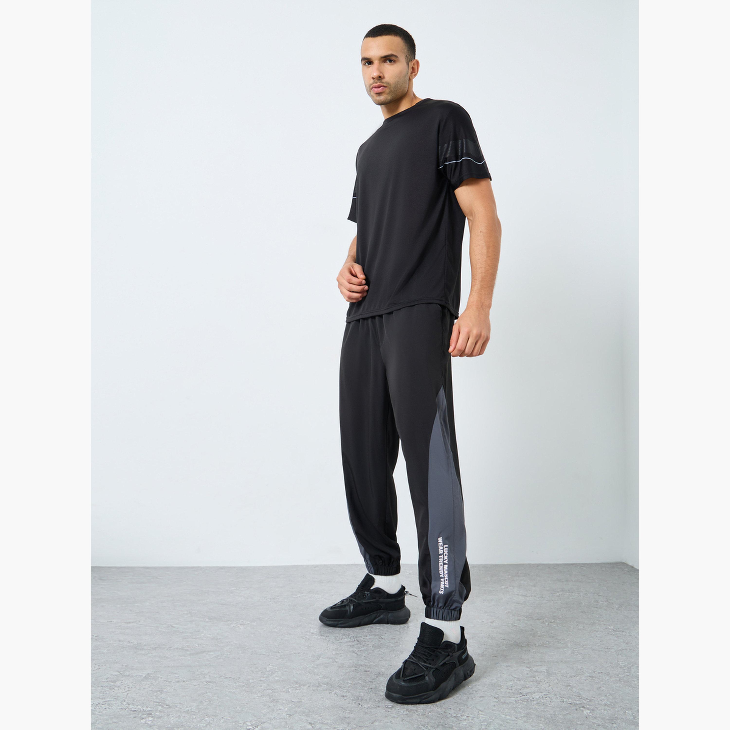 ستايلي - بنطال رياضي رجالي أسود بقصّة عادية وطباعة موضعية-men-clothing-sportswearandactivewear-bottoms-joggers-image-2