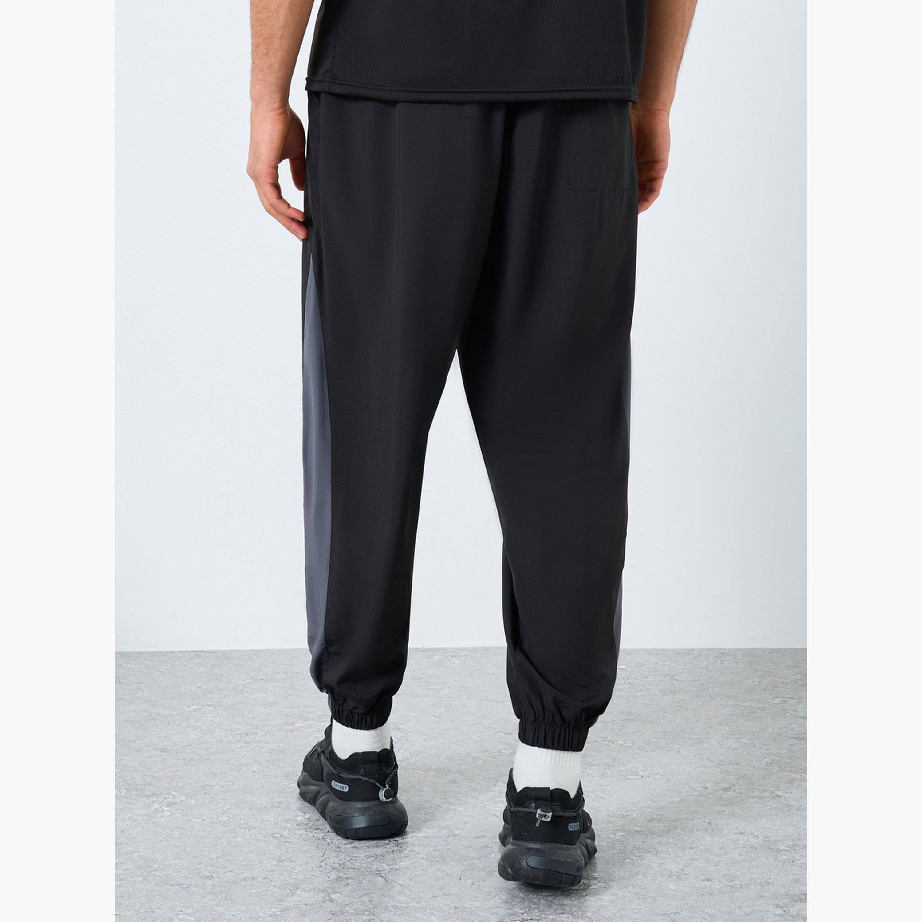 ستايلي - بنطال رياضي رجالي أسود بقصّة عادية وطباعة موضعية-men-clothing-sportswearandactivewear-bottoms-joggers-image-3