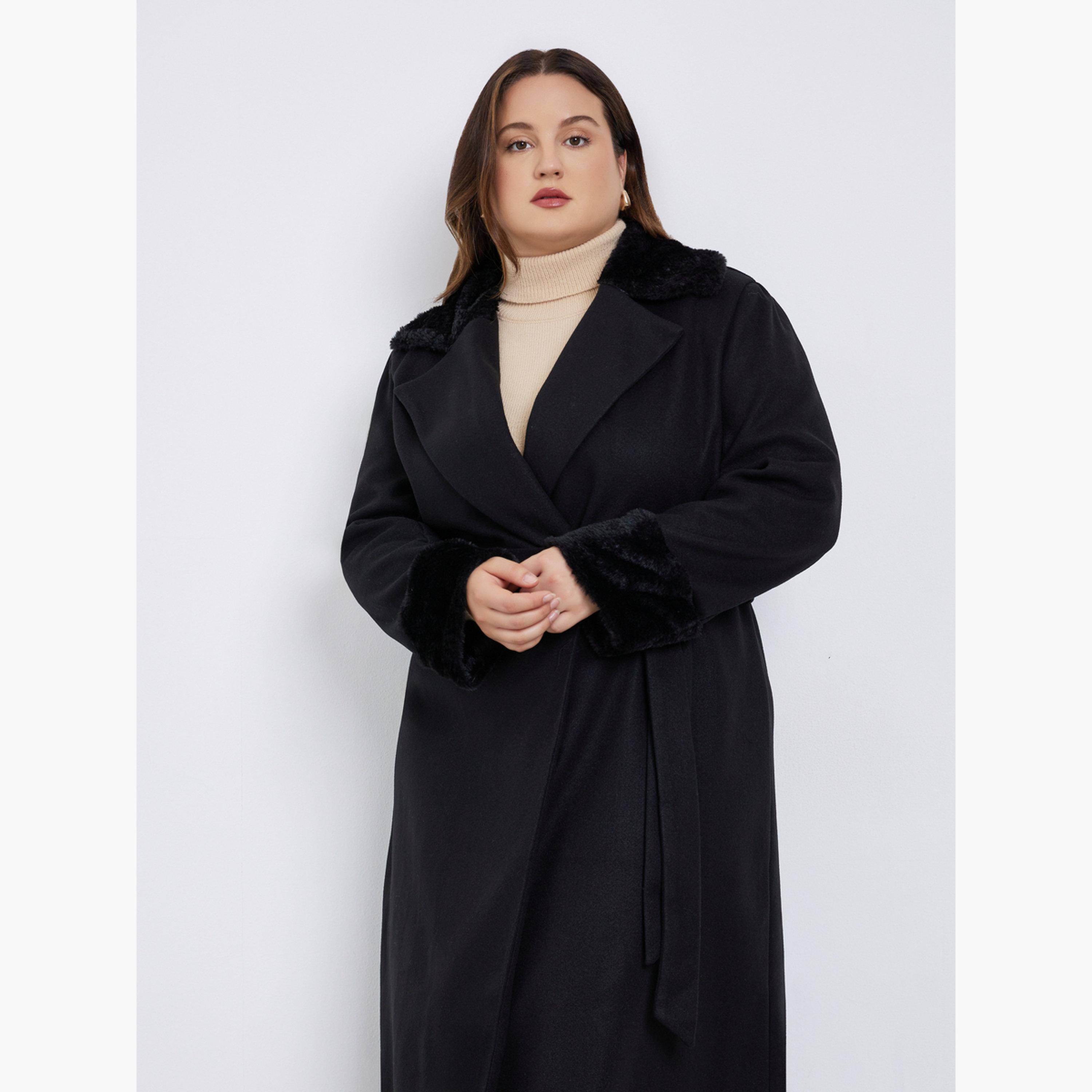 ستايلي - معطف أسود من الصوف بحزام مع حواف من الفرو بحجم كبير-women-winterwear-coatsandjackets-coats-image-3