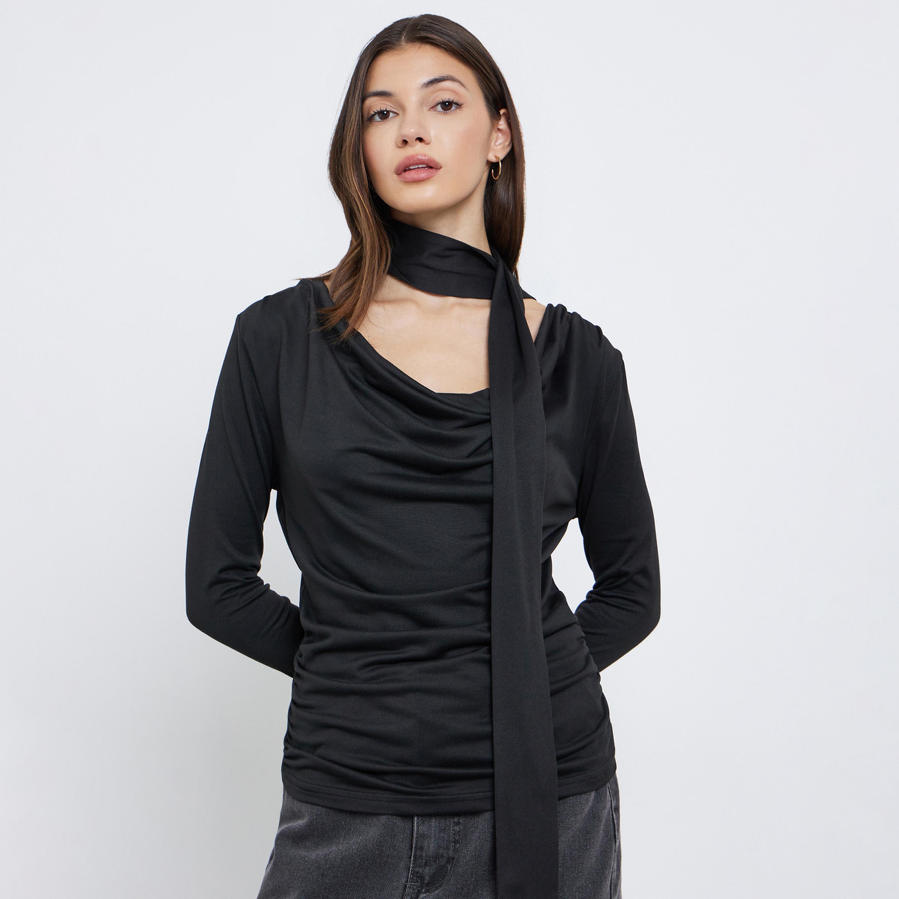 ستايلي - بلوزة سوداء محبوكة برقبة دائرية مع وشاح للرقبة-women-clothing-shirtsandblouses-blouses-image-1