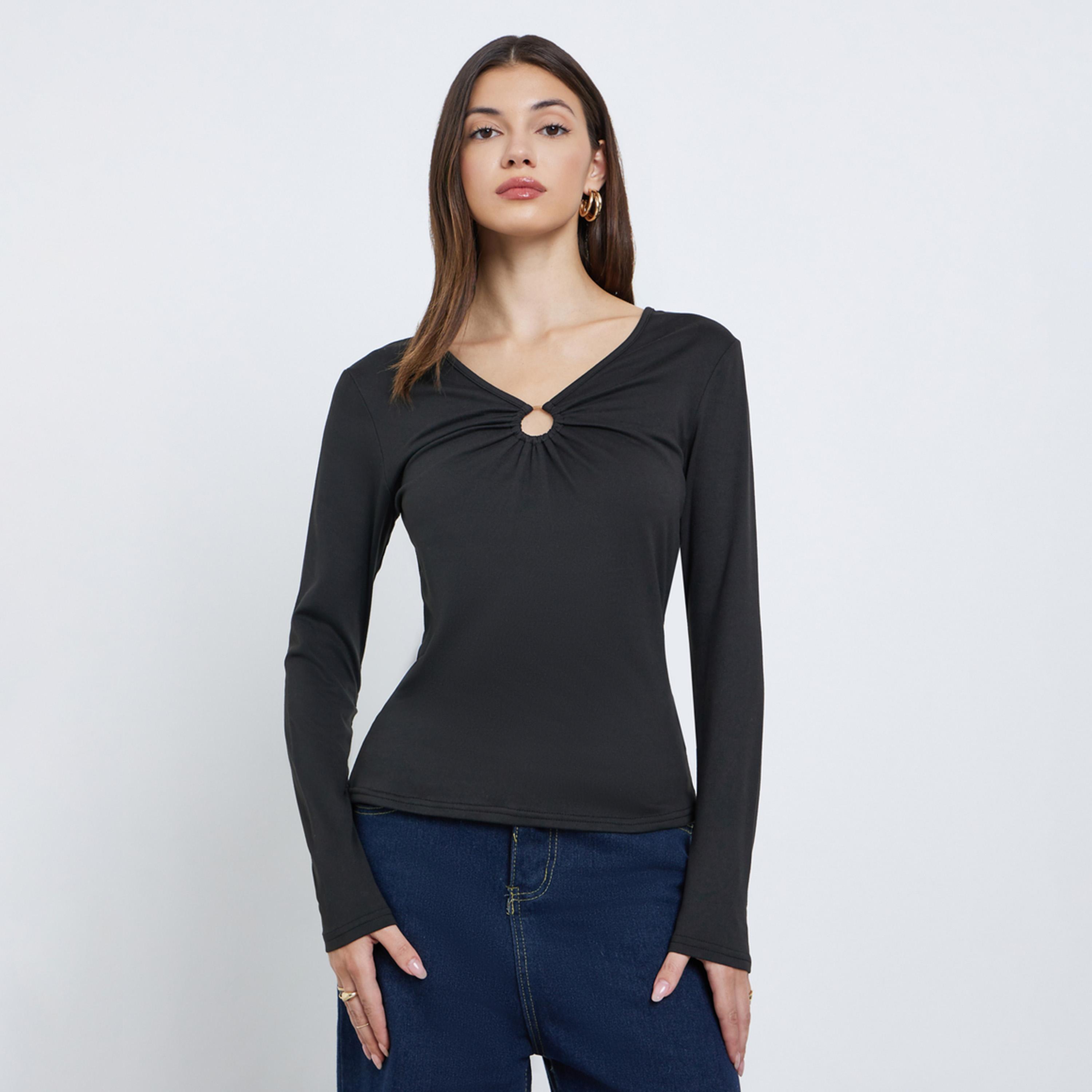 ستايلي - بلوزة محبوكة ضيقة بتفاصيل ثقب المفتاح لون أسود-women-clothing-shirtsandblouses-shirts-image-1