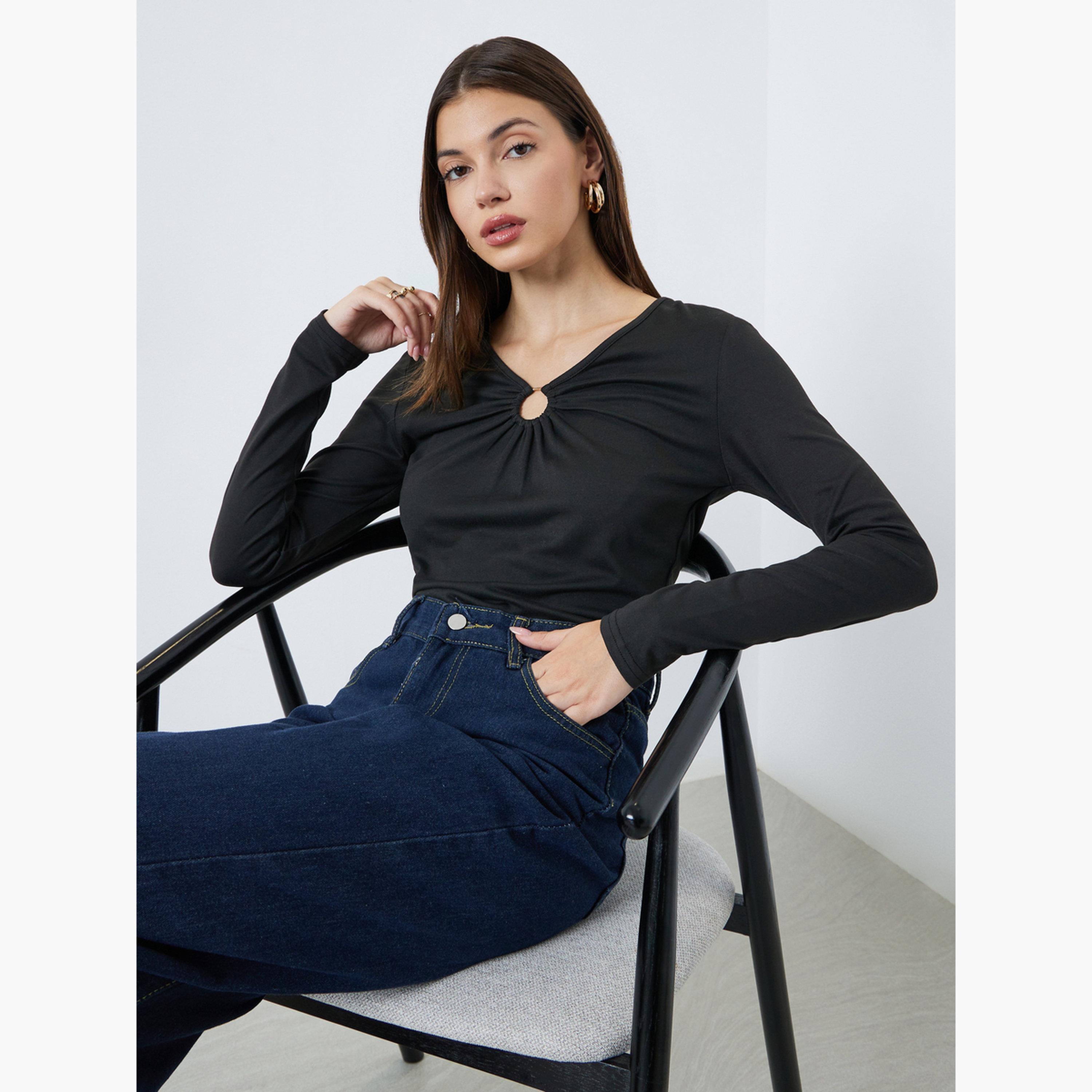 ستايلي - بلوزة محبوكة ضيقة بتفاصيل ثقب المفتاح لون أسود-women-clothing-shirtsandblouses-shirts-image-3