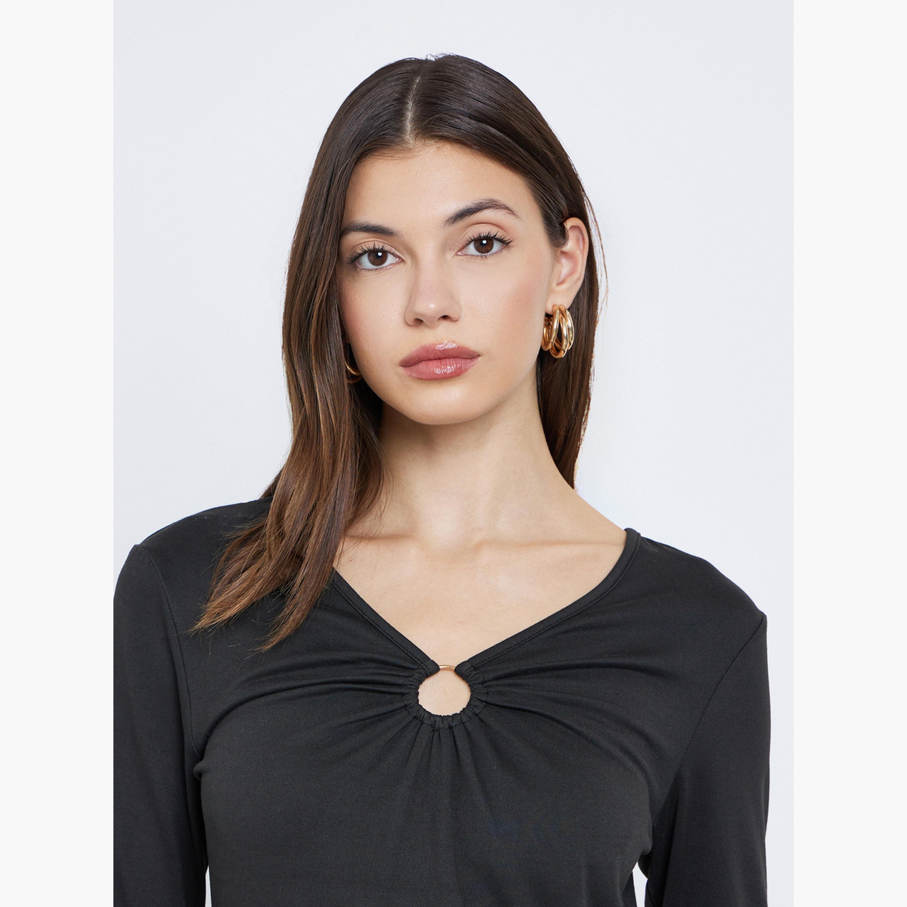 ستايلي - بلوزة محبوكة ضيقة بتفاصيل ثقب المفتاح لون أسود-women-clothing-shirtsandblouses-shirts-image-4