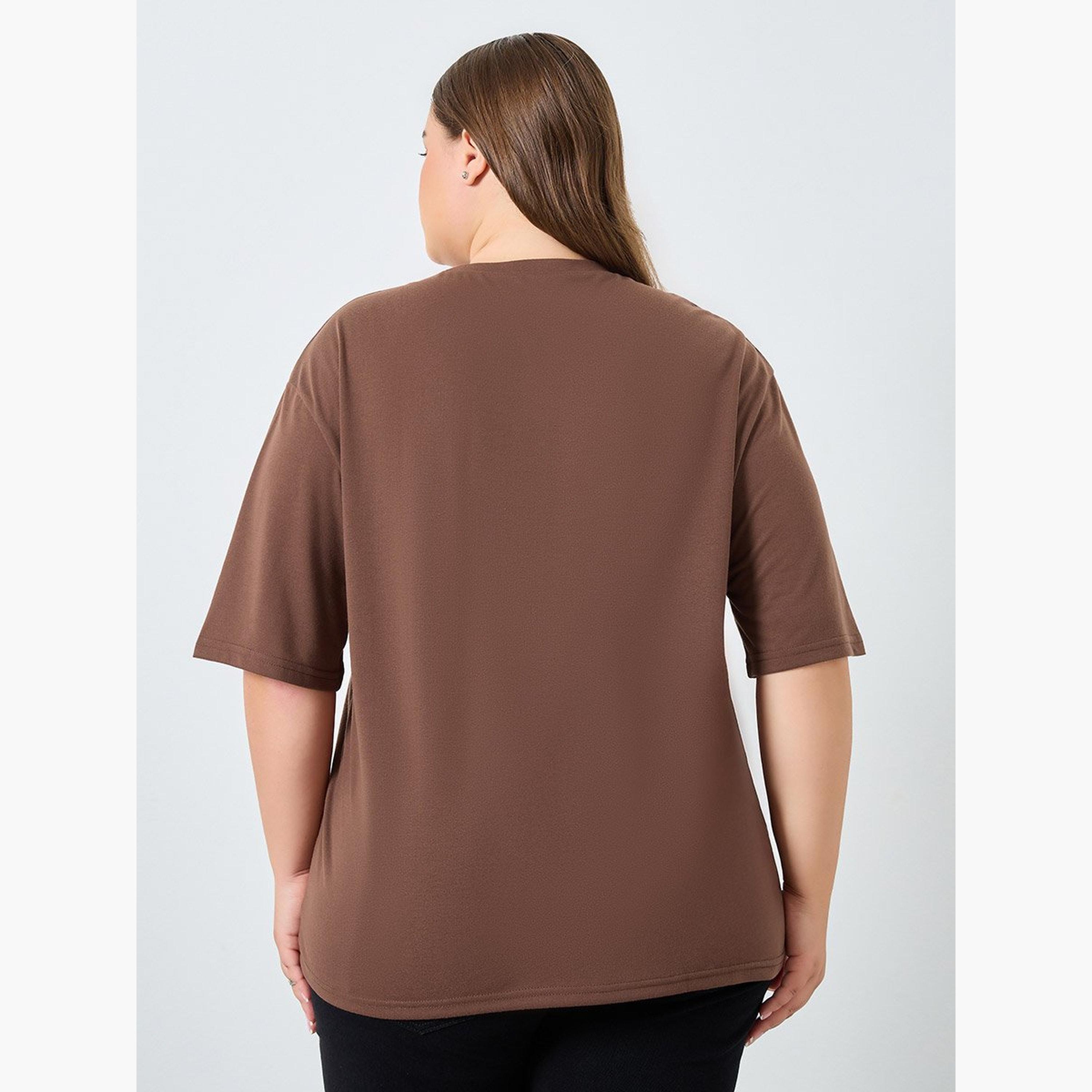 ستايلي - تي شيرت بني بطباعة جرافيكية مقاس كبير-women-clothing-tshirts-image-4