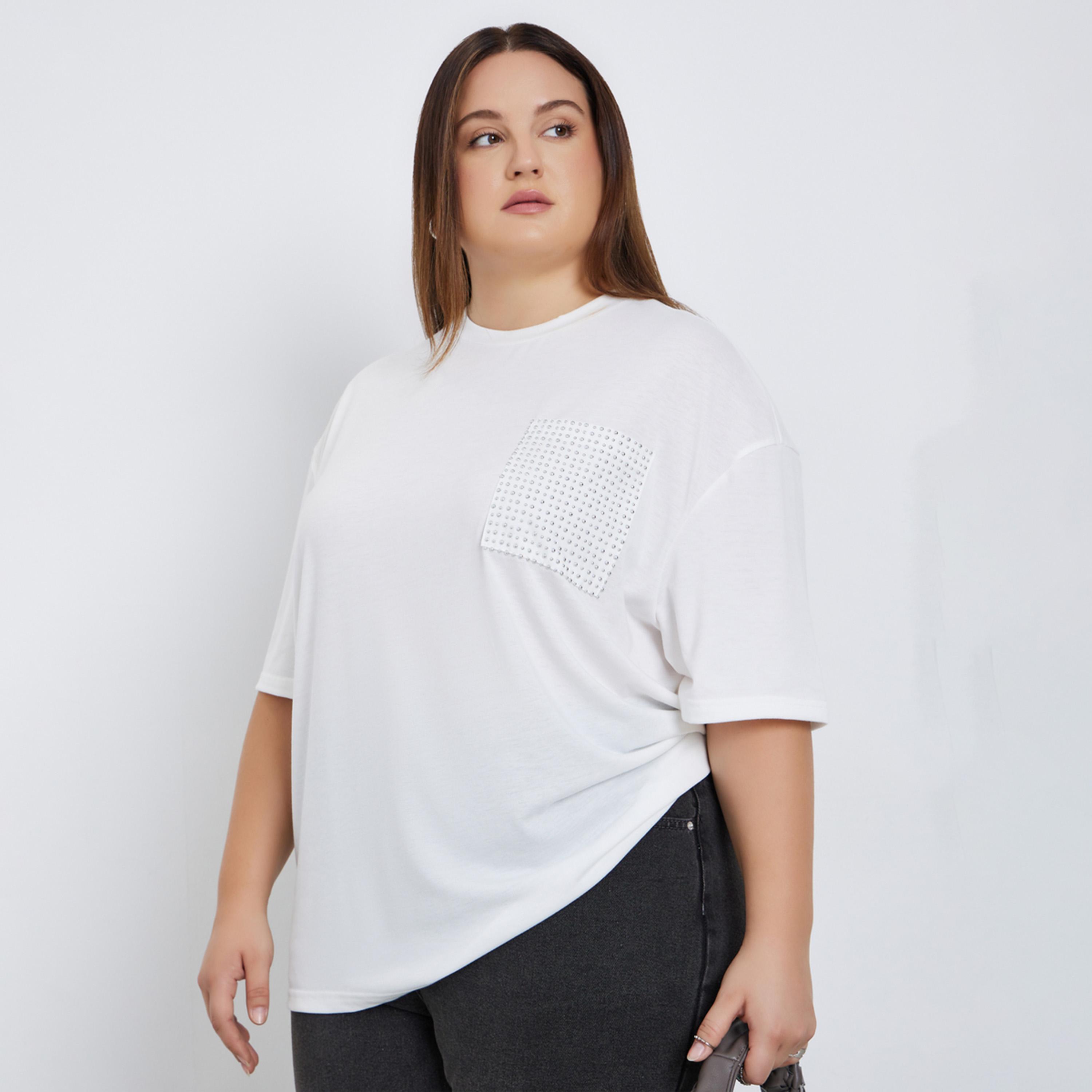 ستايلي - تي شيرت أبيض مقاس كبير مع تفاصيل جيوب مرصعة-women-clothing-tshirts-image-1