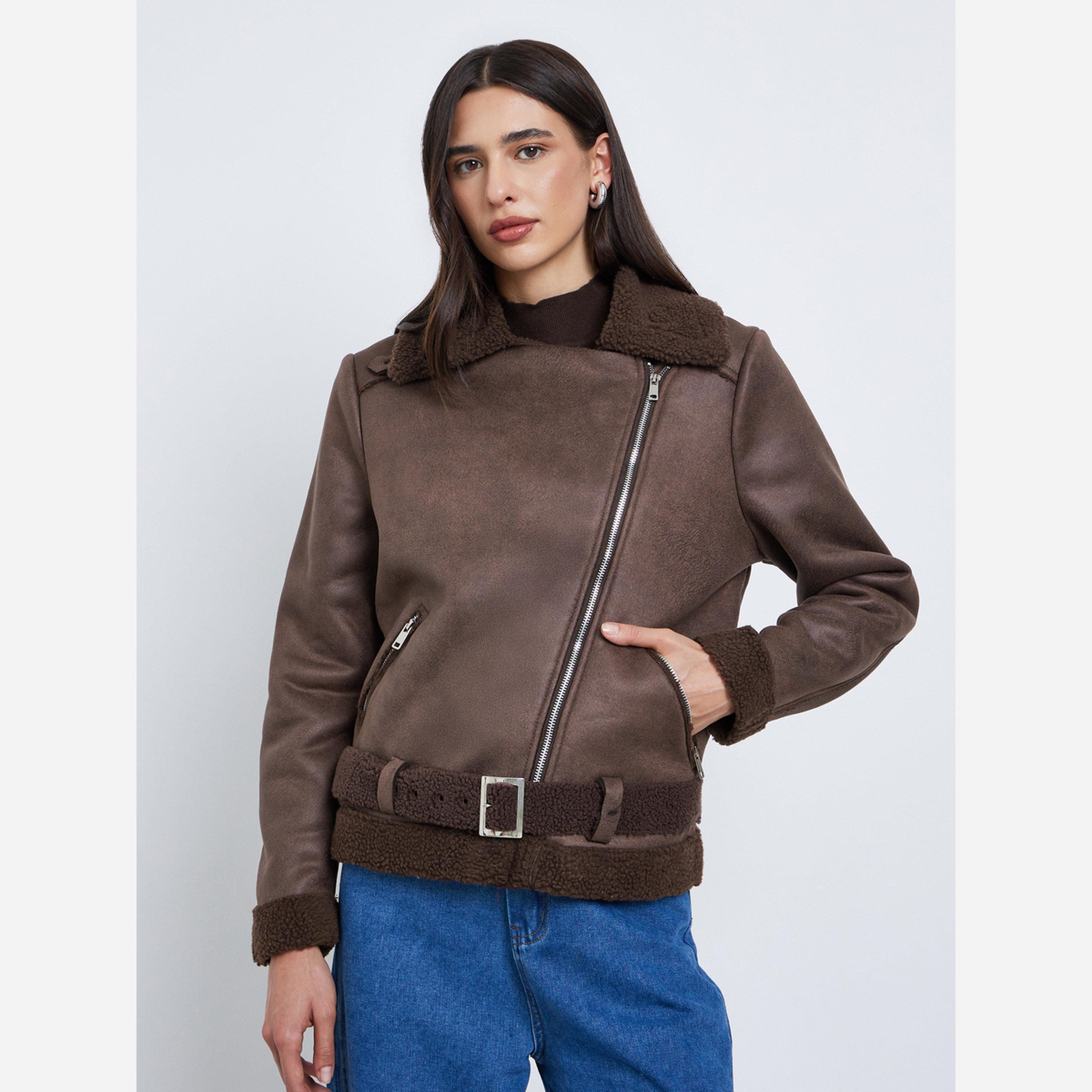 ستايلي - جاكيت بايكر لون بني جلد غزال صناعي مع حواف من الفرو الصناعي-women-winterwear-coatsandjackets-jackets-image-4