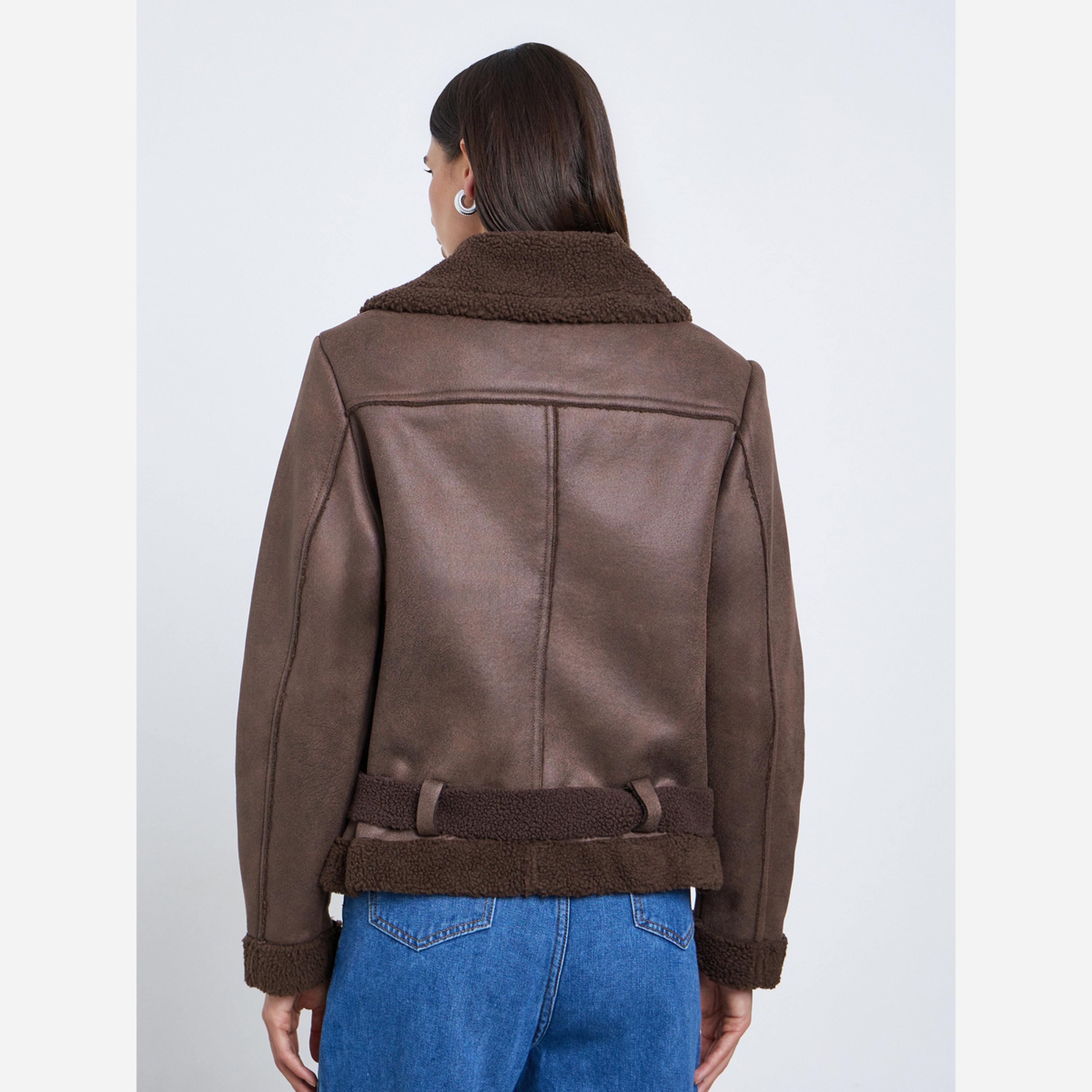 ستايلي - جاكيت بايكر لون بني جلد غزال صناعي مع حواف من الفرو الصناعي-women-winterwear-coatsandjackets-jackets-image-5