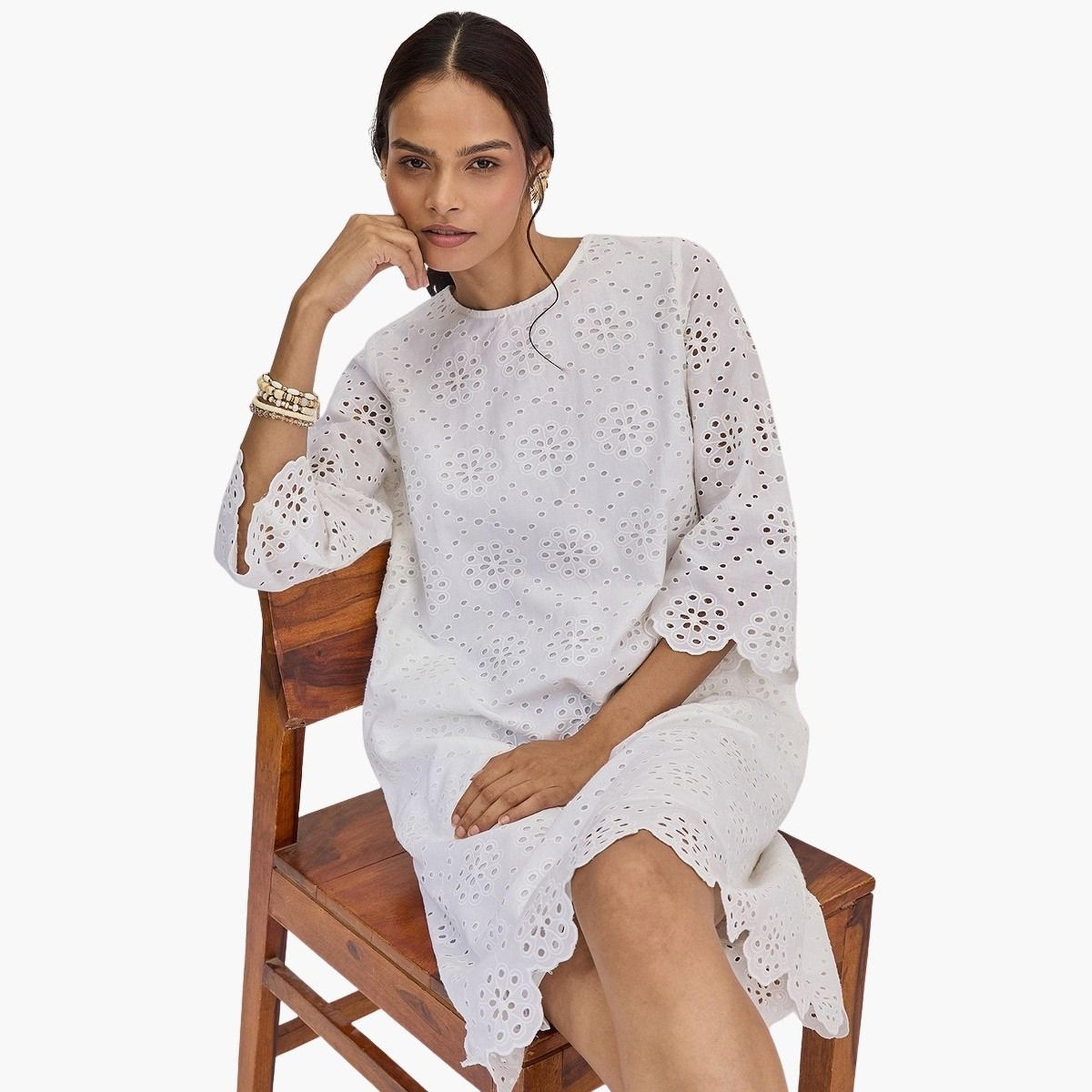 فيميلا - فستان شيفلي قطني أبيض بطول الركبة-women-clothing-dresses-image-4