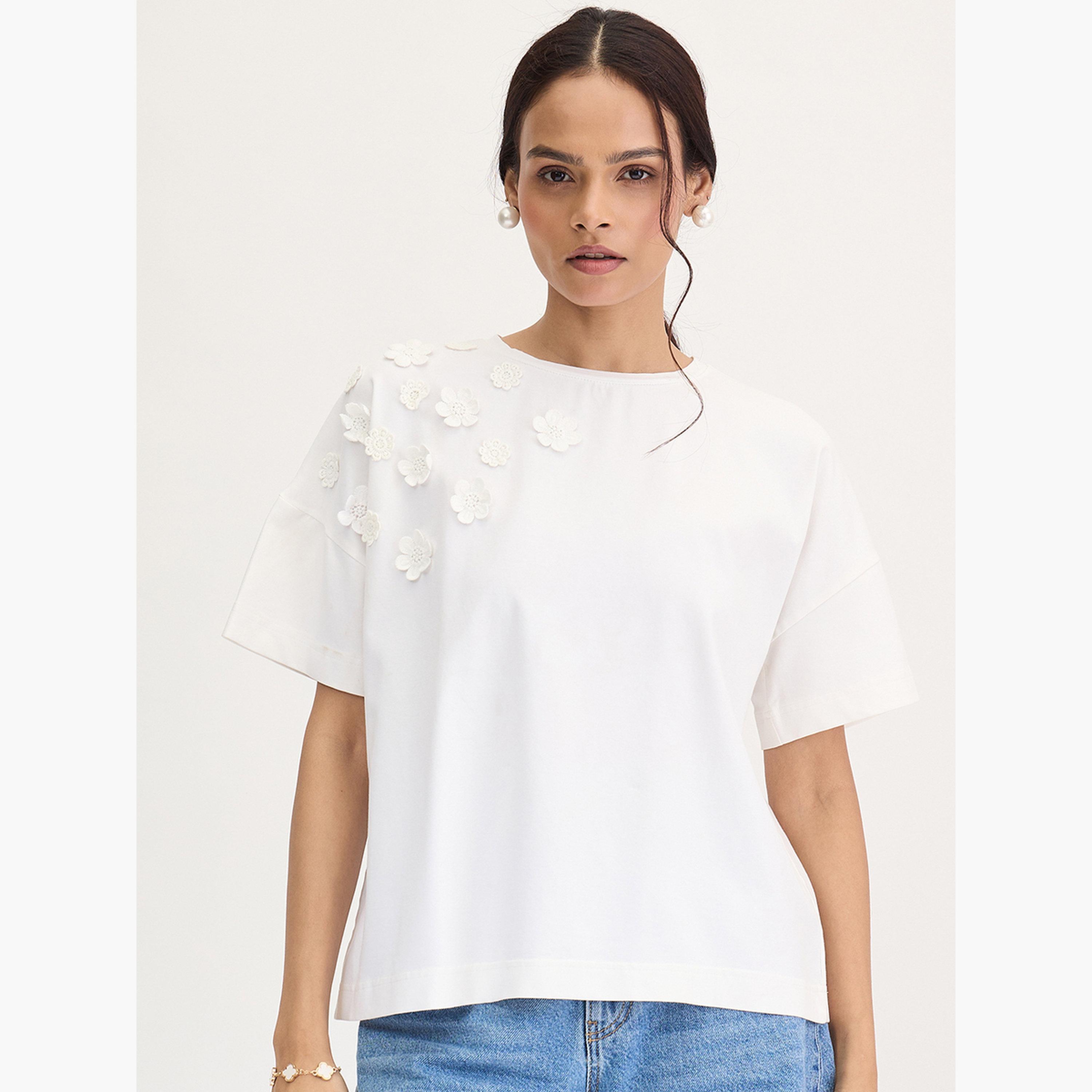 فيميلا - تي شيرت بتفاصيل رقعة زهرة بيضاء-women-clothing-tshirts-image-1