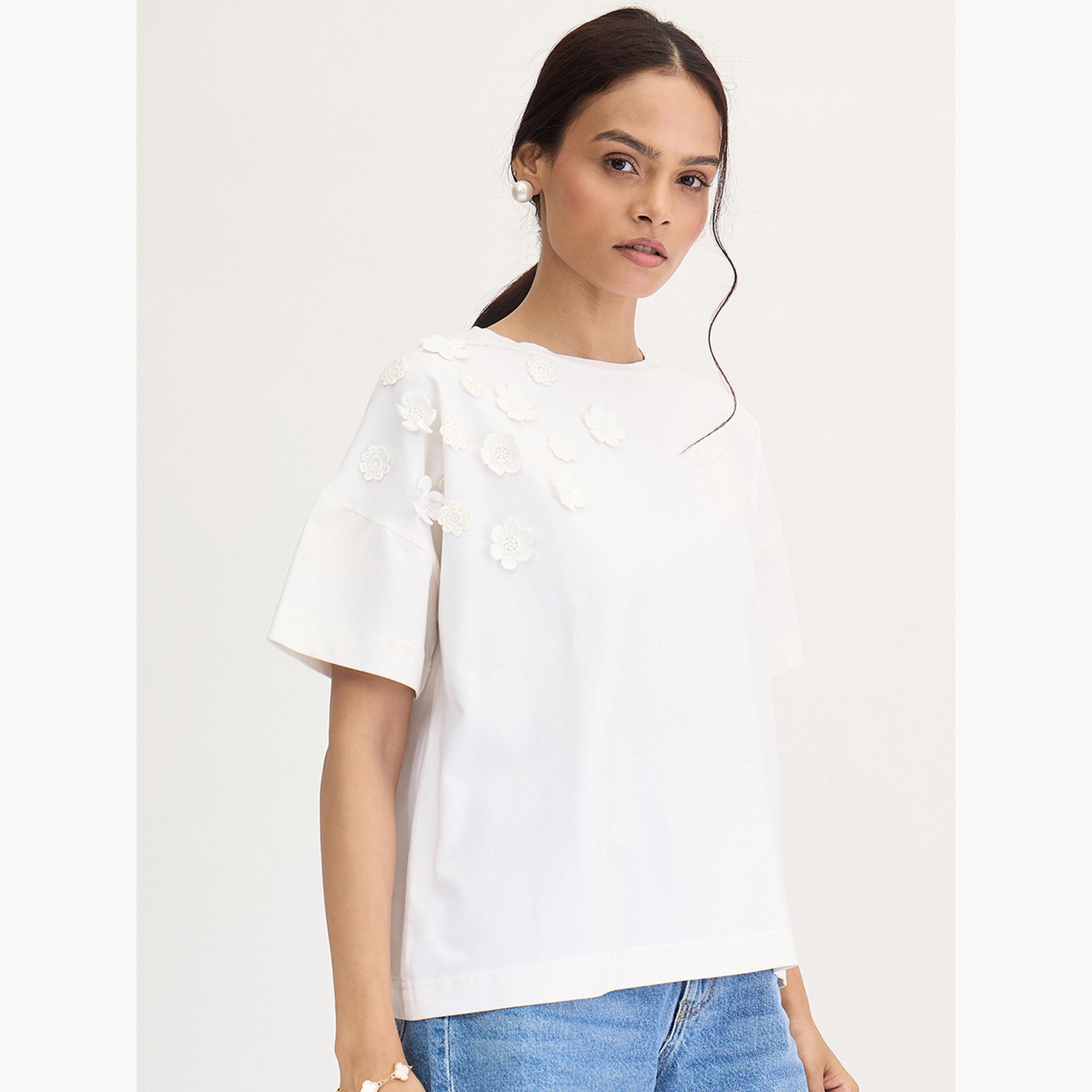 فيميلا - تي شيرت بتفاصيل رقعة زهرة بيضاء-women-clothing-tshirts-image-3