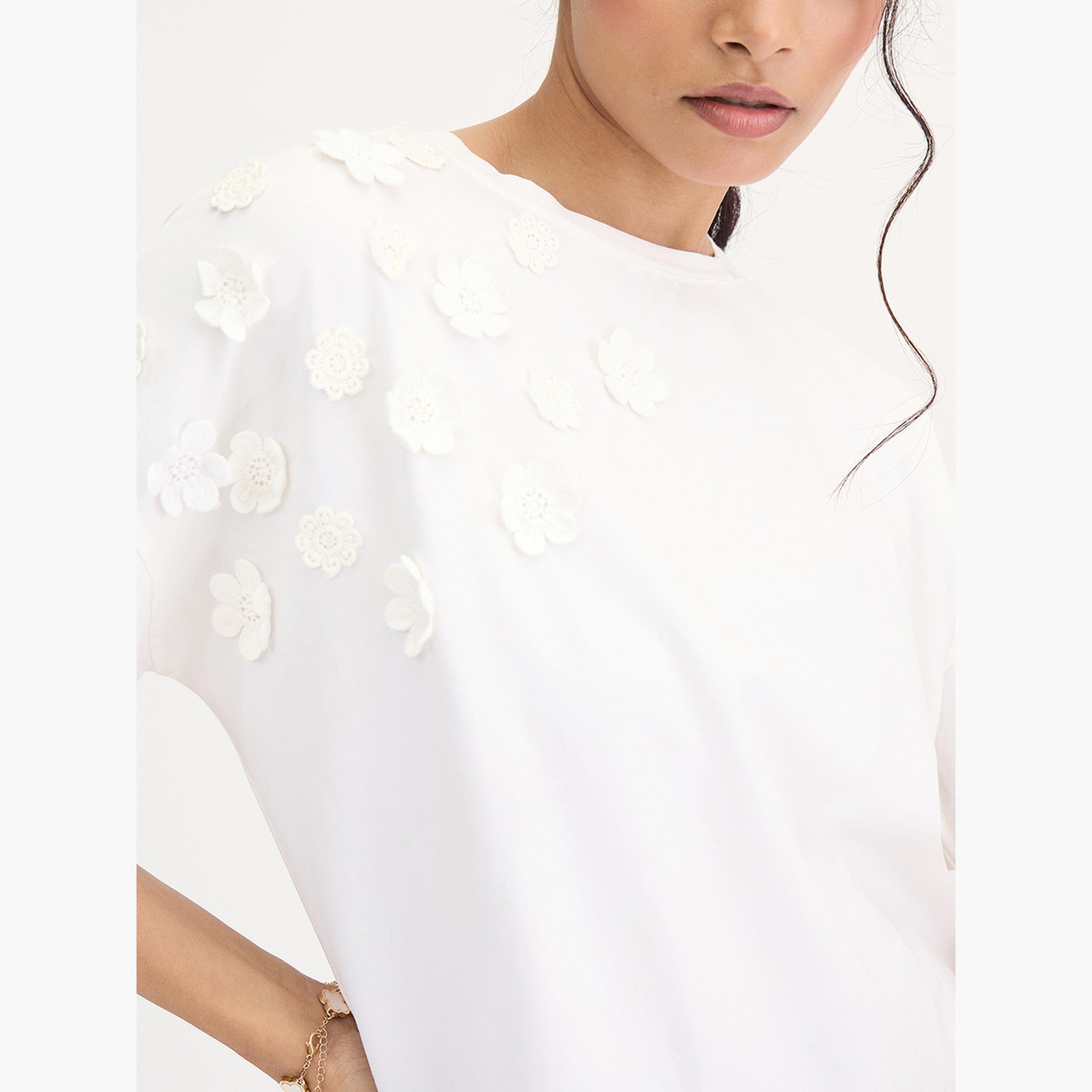 فيميلا - تي شيرت بتفاصيل رقعة زهرة بيضاء-women-clothing-tshirts-image-6