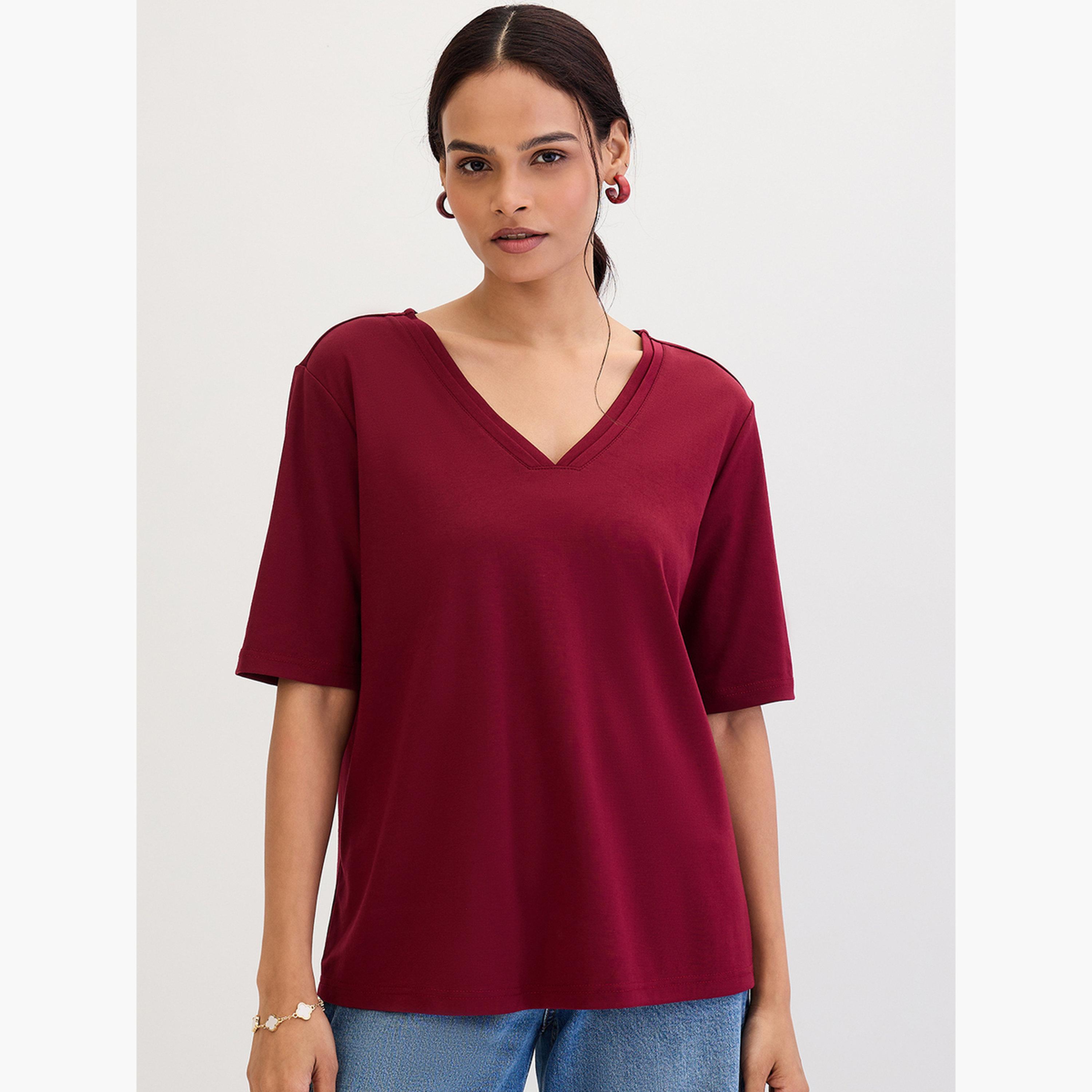 فيميلا - تي شيرت أساسي برقبة على شكل حرف V لون عنابي-women-clothing-tshirts-image-1
