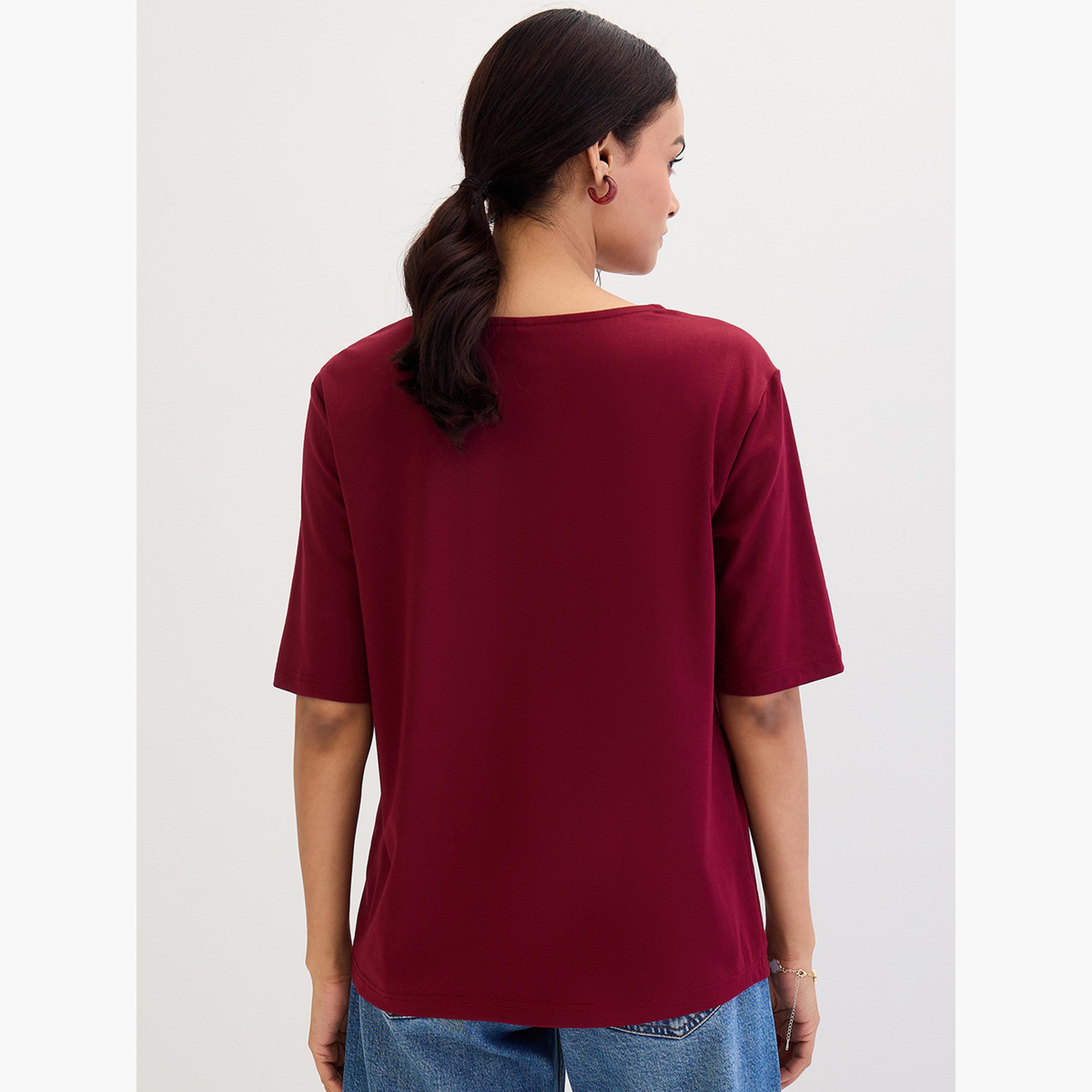فيميلا - تي شيرت أساسي برقبة على شكل حرف V لون عنابي-women-clothing-tshirts-image-2