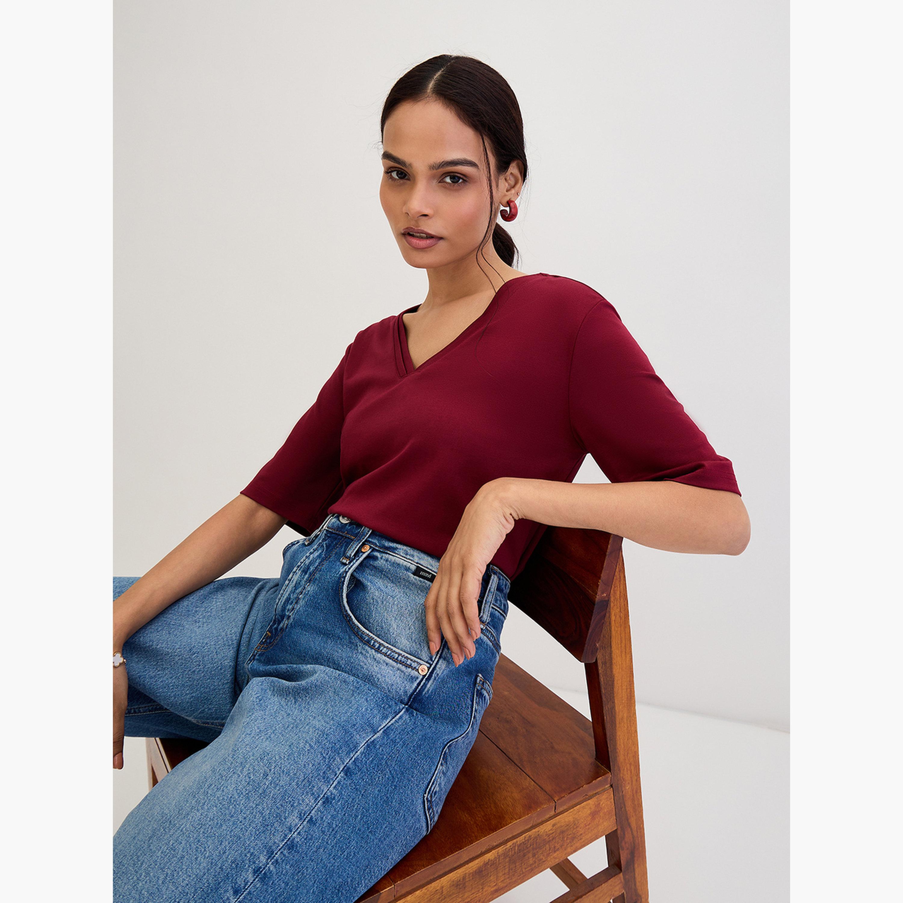 فيميلا - تي شيرت أساسي برقبة على شكل حرف V لون عنابي-women-clothing-tshirts-image-4