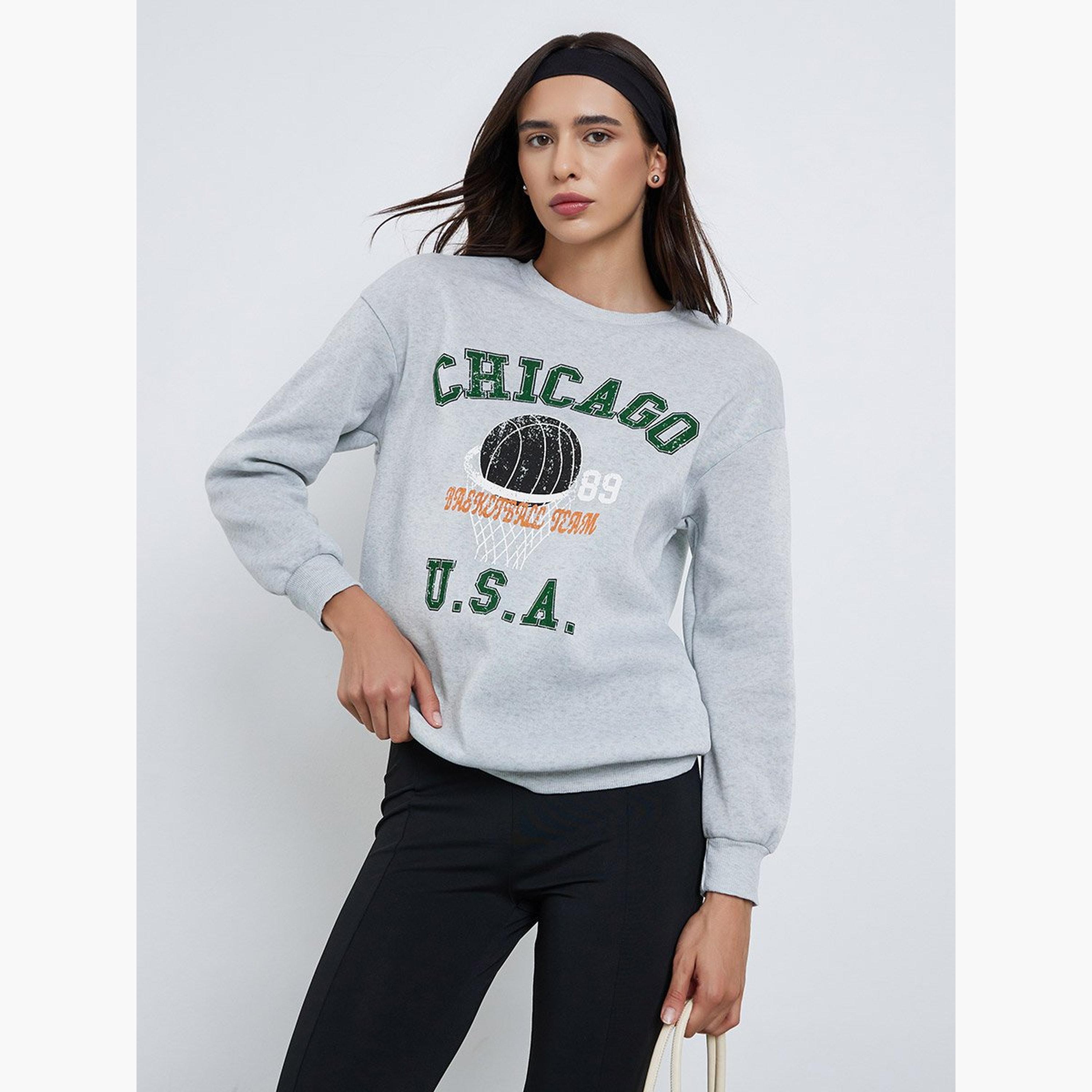 تيك تو - سويت شيرت رمادي بقصّة عادية ورسومات شيكاغو-women-clothing-hoodiesandsweatshirts-sweatshirts-image-1
