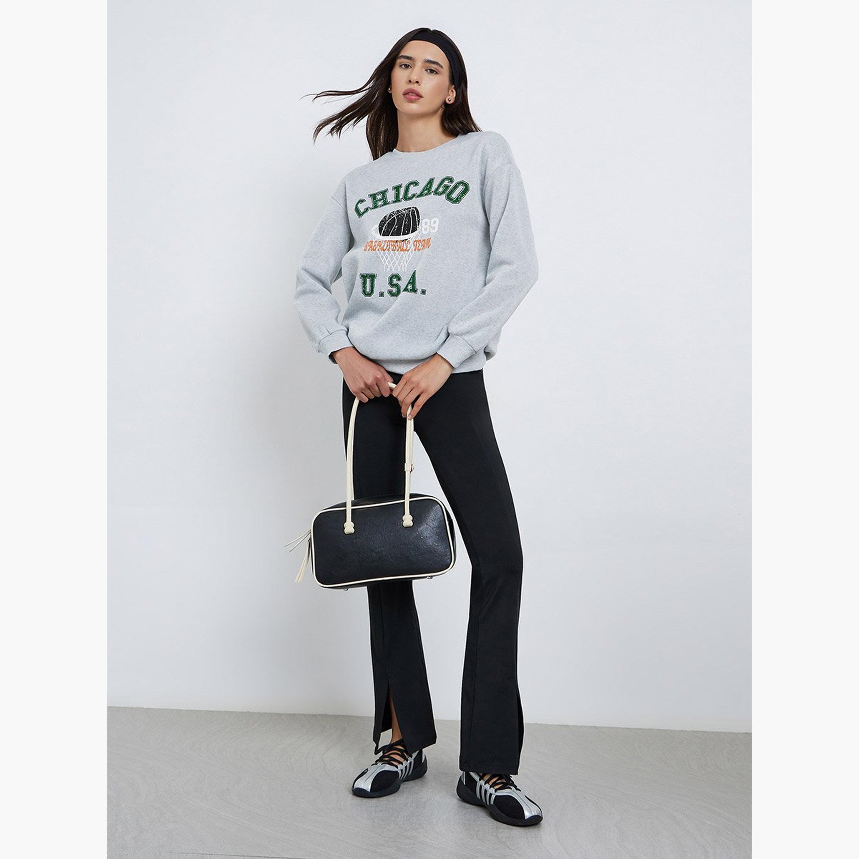 تيك تو - سويت شيرت رمادي بقصّة عادية ورسومات شيكاغو-women-clothing-hoodiesandsweatshirts-sweatshirts-image-2