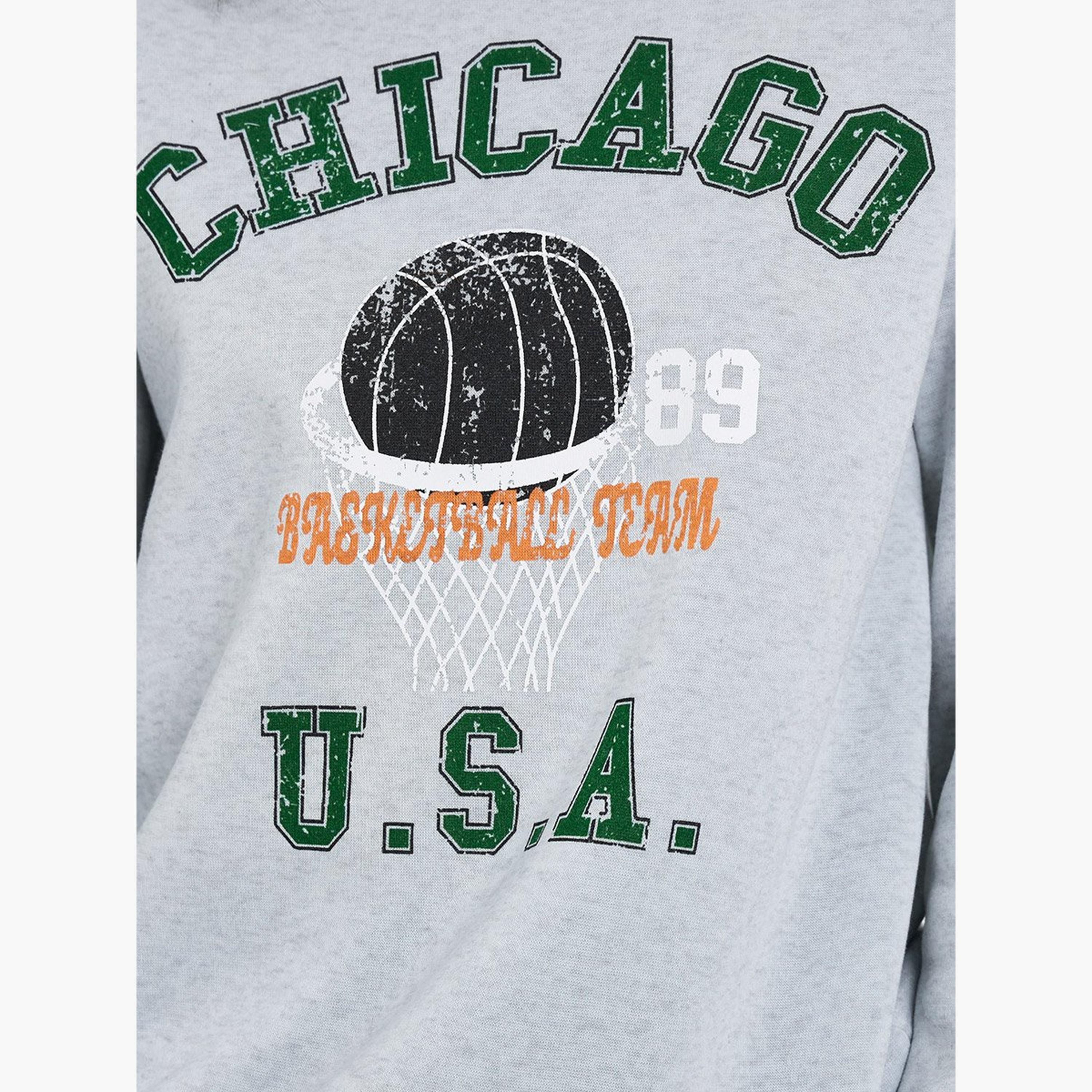 تيك تو - سويت شيرت رمادي بقصّة عادية ورسومات شيكاغو-women-clothing-hoodiesandsweatshirts-sweatshirts-image-3