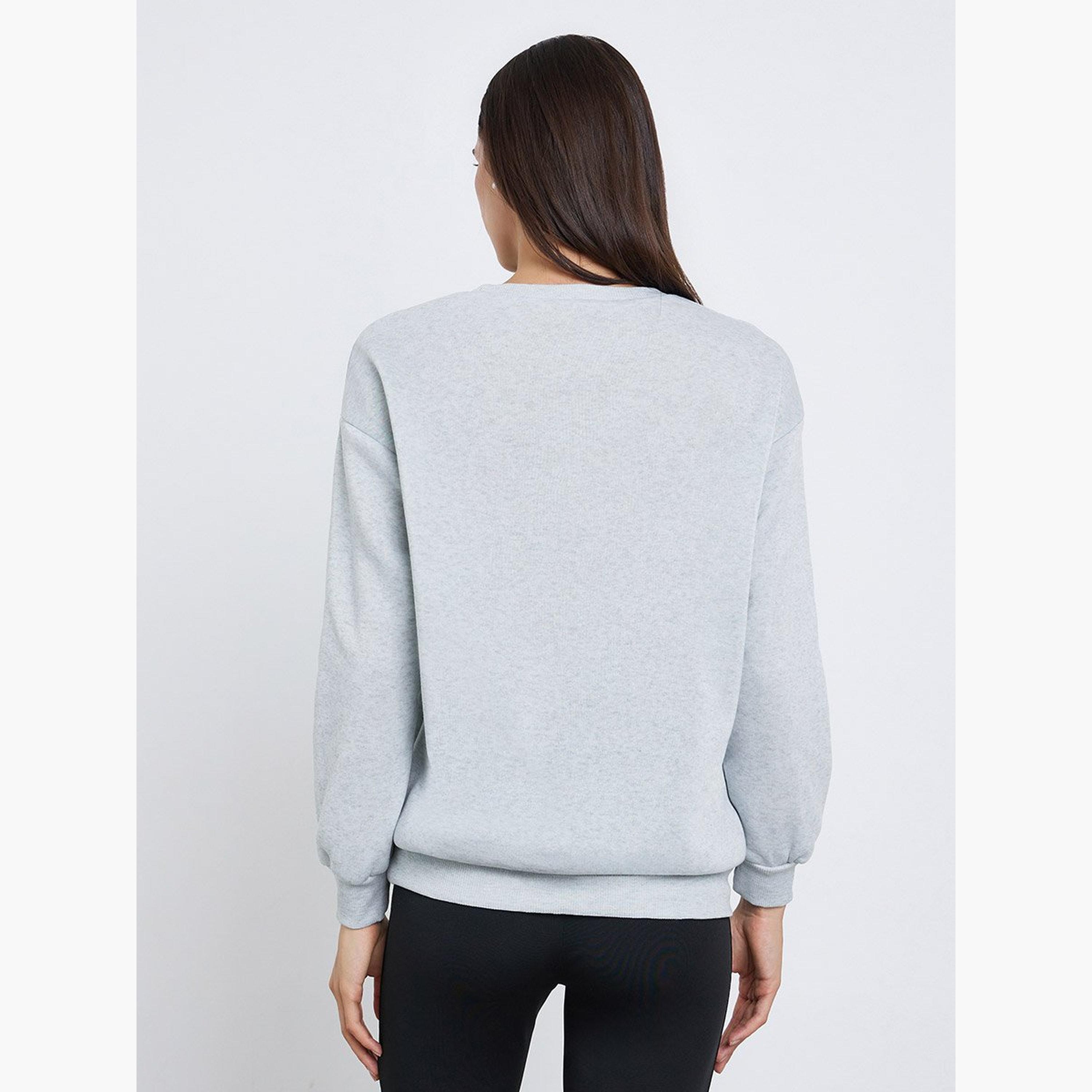 تيك تو - سويت شيرت رمادي بقصّة عادية ورسومات شيكاغو-women-clothing-hoodiesandsweatshirts-sweatshirts-image-4