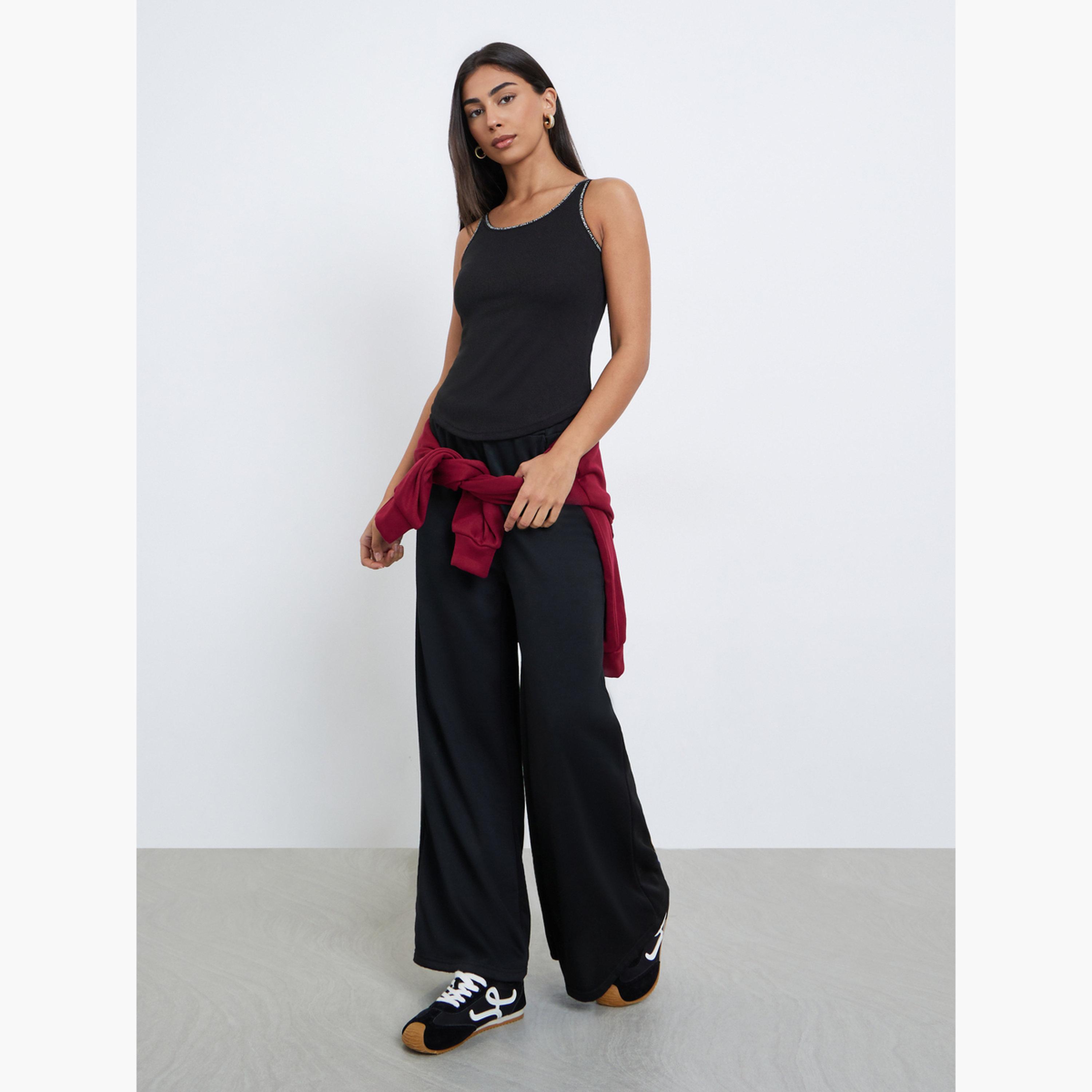 ستايلي - قميص داخلي مضلع بتفاصيل ربط الشعار لون أسود-women-clothing-tshirts-image-2