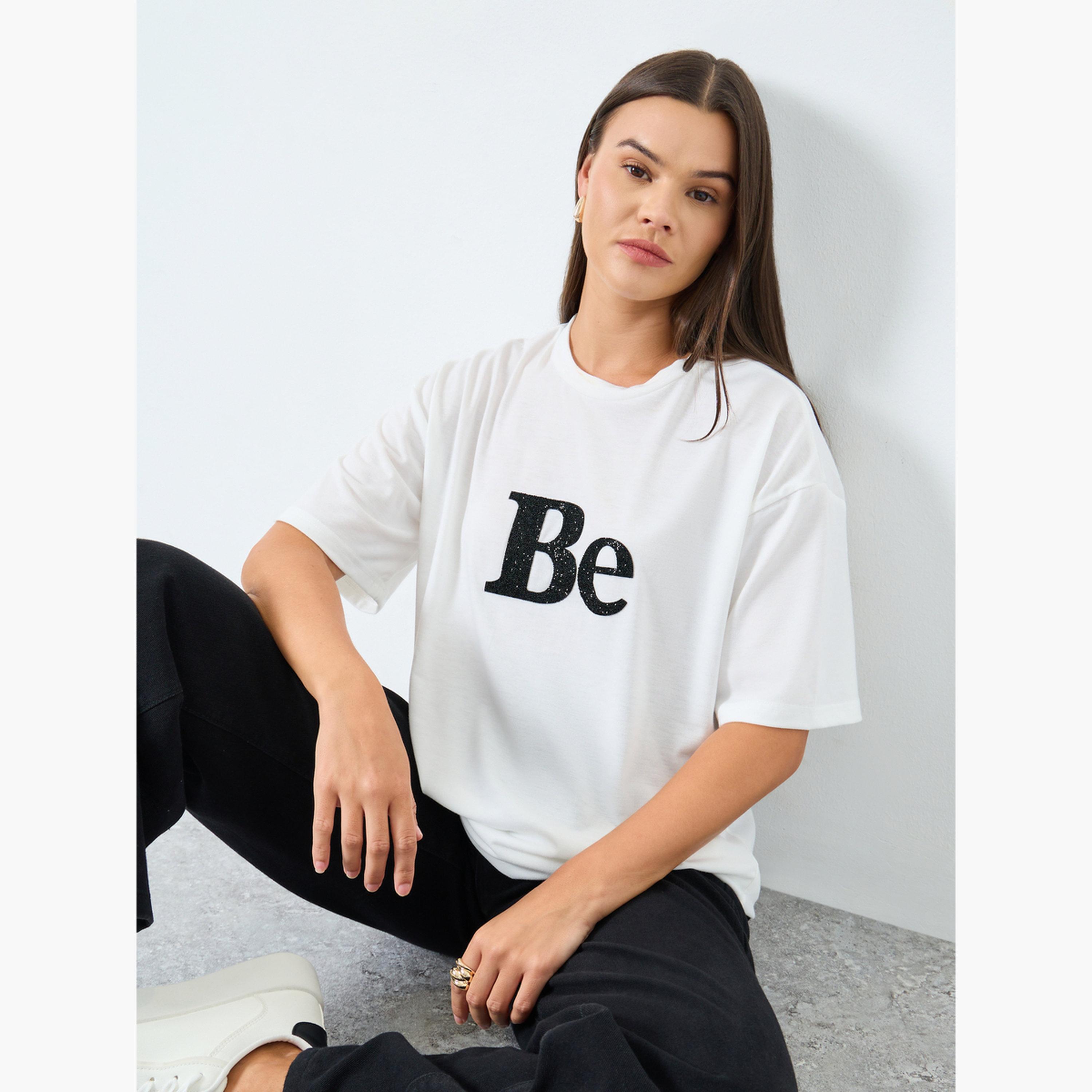 ستايلي - تي شيرت أبيض مقاس كبير اوفر سايز  مزين بشعار-women-clothing-tshirts-image-1