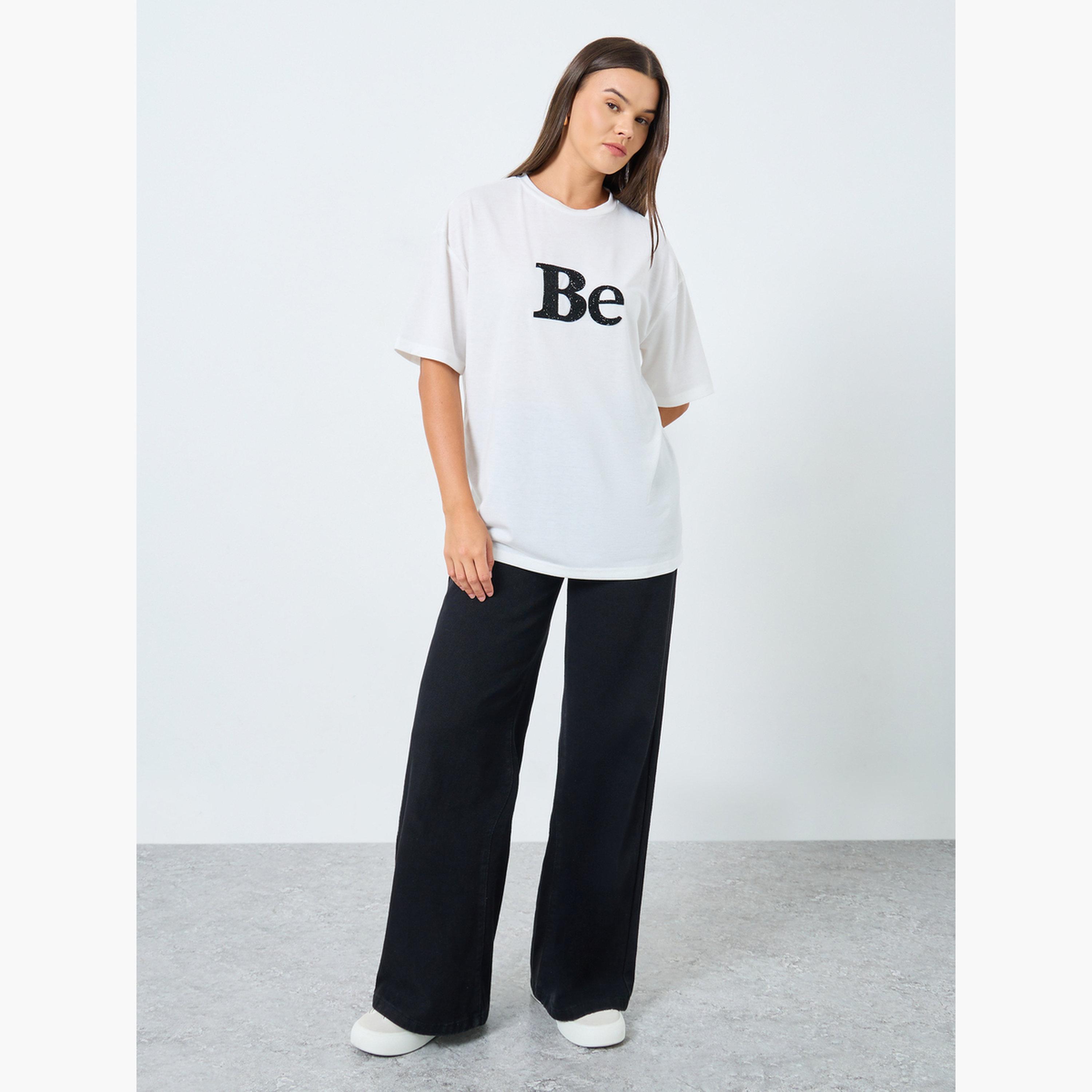 ستايلي - تي شيرت أبيض مقاس كبير اوفر سايز  مزين بشعار-women-clothing-tshirts-image-2