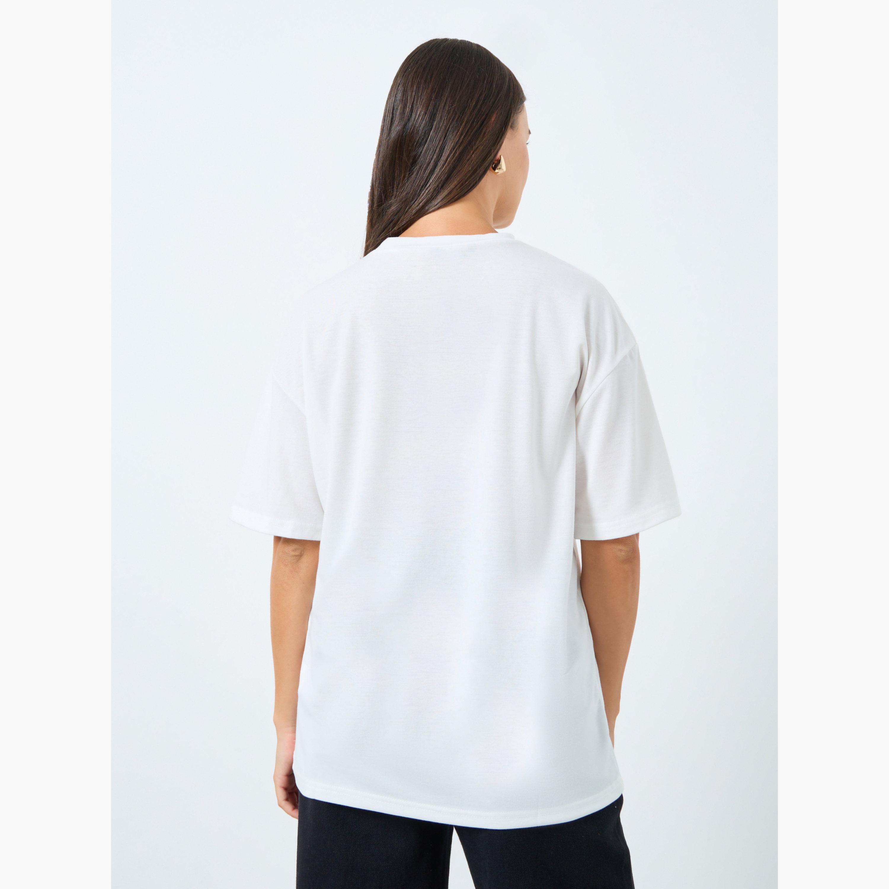 ستايلي - تي شيرت أبيض مقاس كبير اوفر سايز  مزين بشعار-women-clothing-tshirts-image-4