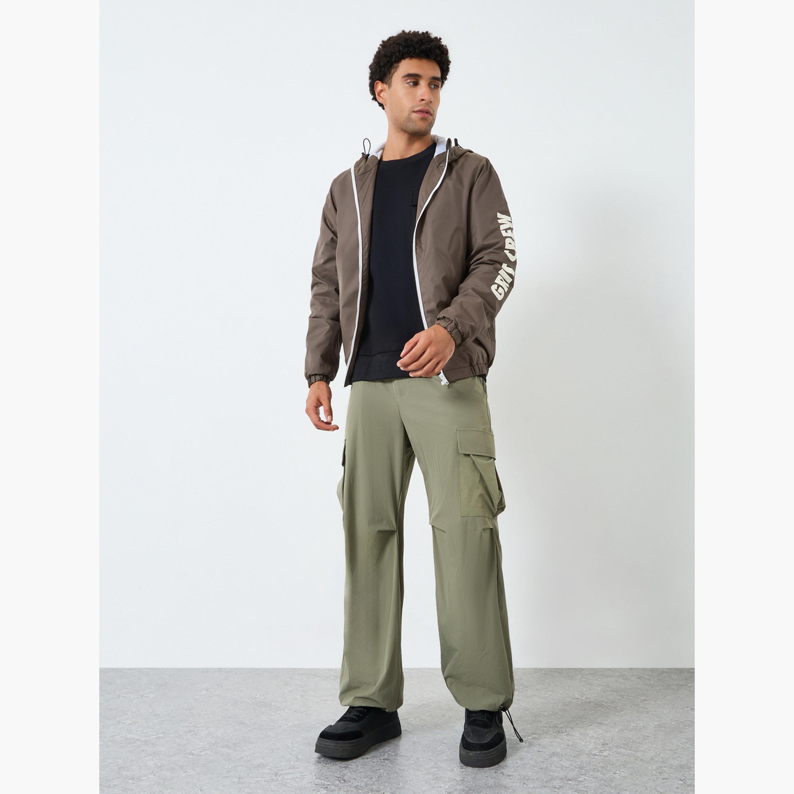 جاكيت وايند شيتر مطبع بقصة واسعة-men-clothing-jacketsandblazers-jackets-image-2