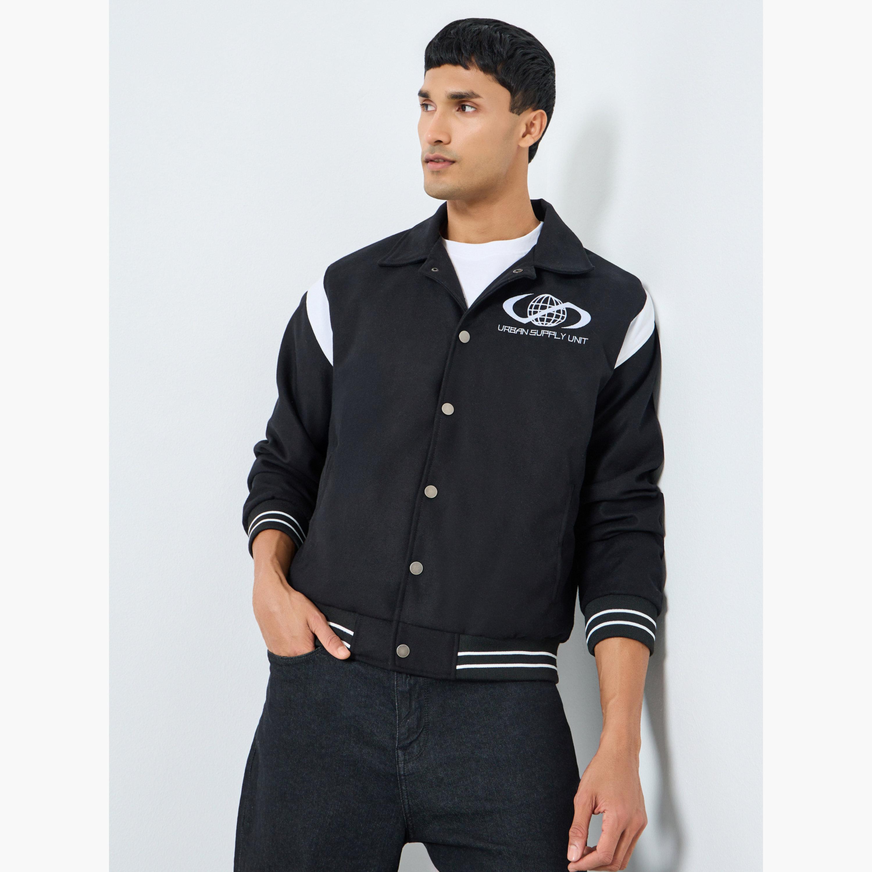 جاكيت فارسيتي بطبعة جرافيك وقصة مريحة-men-clothing-jacketsandblazers-jackets-image-1