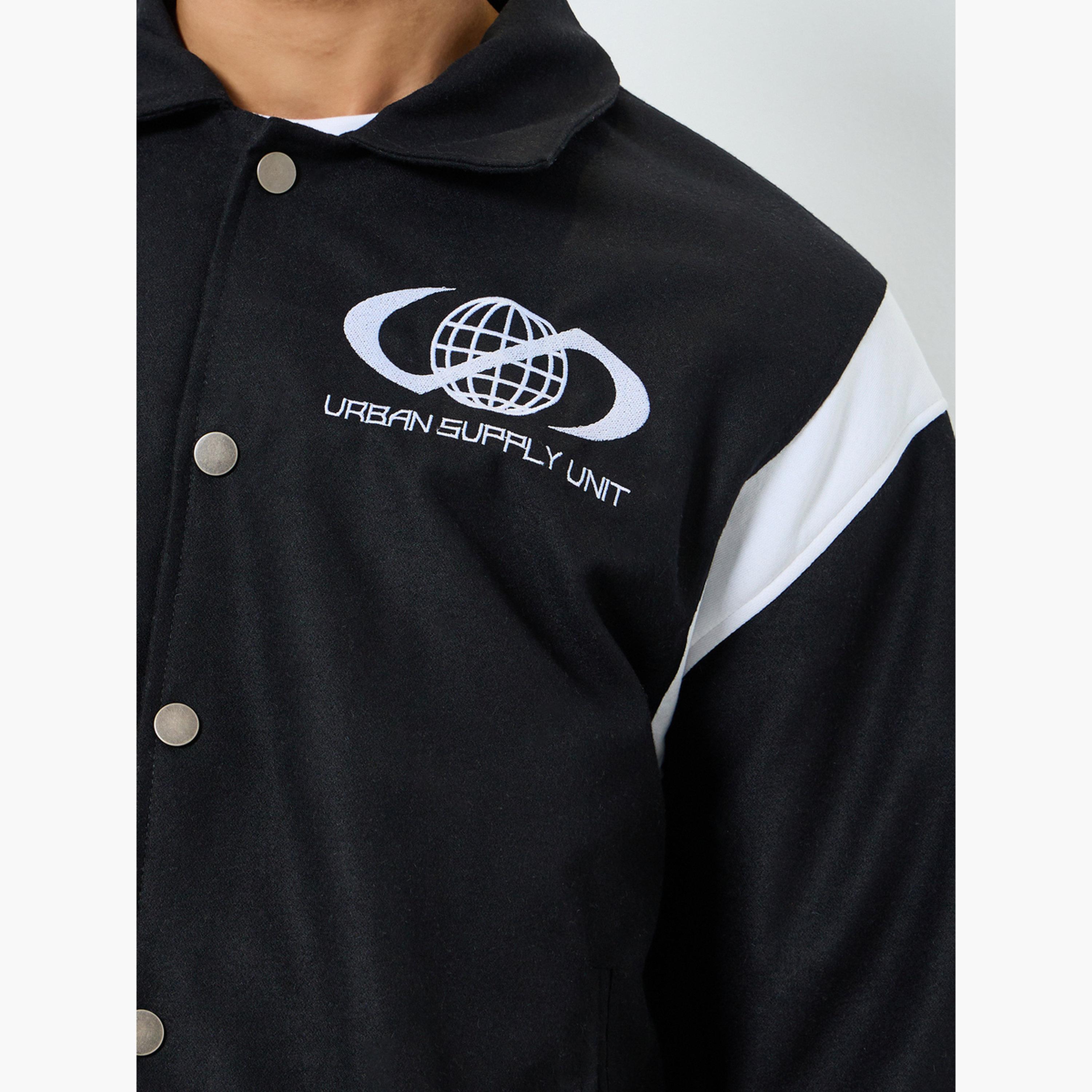 جاكيت فارسيتي بطبعة جرافيك وقصة مريحة-men-clothing-jacketsandblazers-jackets-image-4