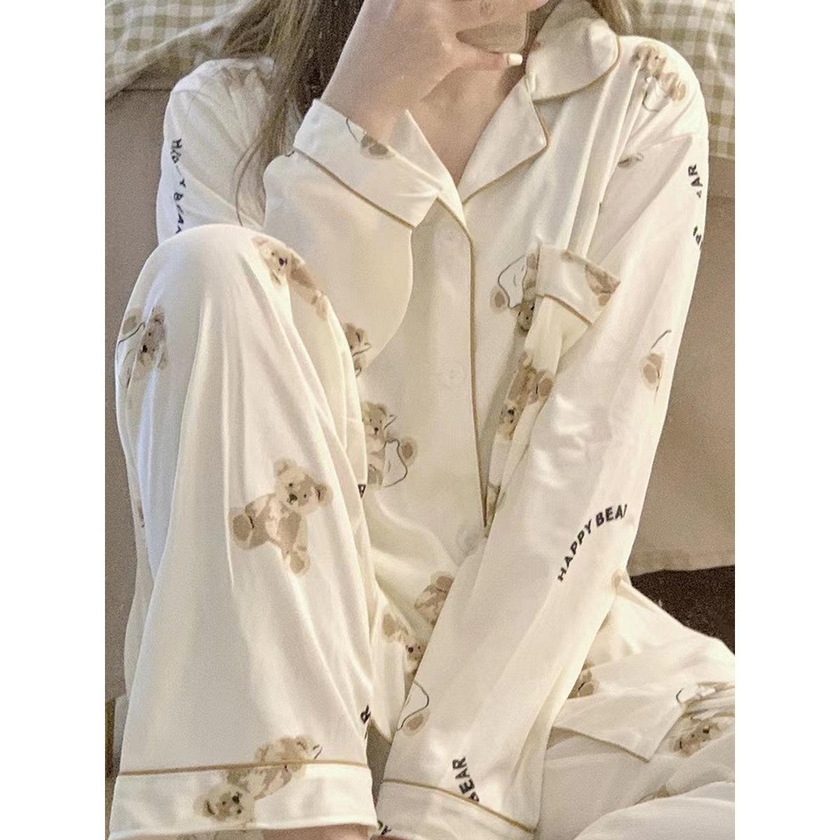 طقم من بنطال بيجاما وتيشيرت بطبعة جرافيك-women-clothing-nightwear-pyjamas-longsets-image-4