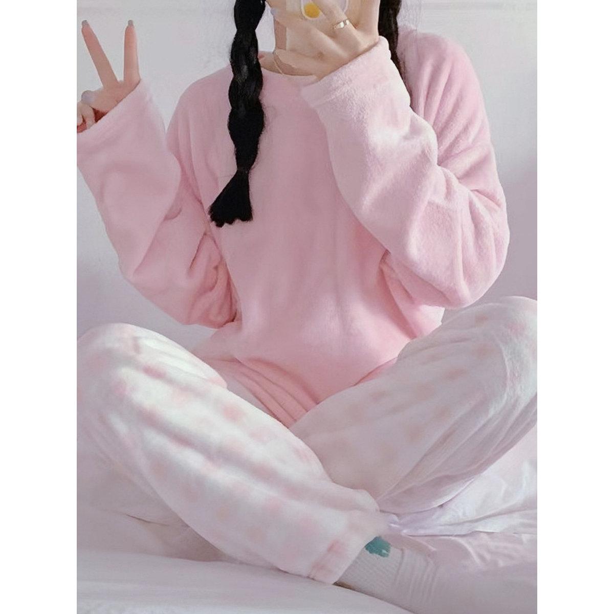 طقم من بنطال بيجاما بطبعة مربعات وبلوزة بتفاصيل جيب-women-clothing-nightwear-pyjamas-longsets-image-4