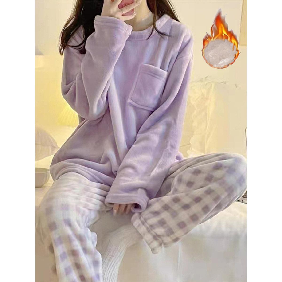 طقم من بنطال بيجاما بطبعة مربعات وبلوزة بتفاصيل جيب-women-clothing-nightwear-pyjamas-longsets-image-1