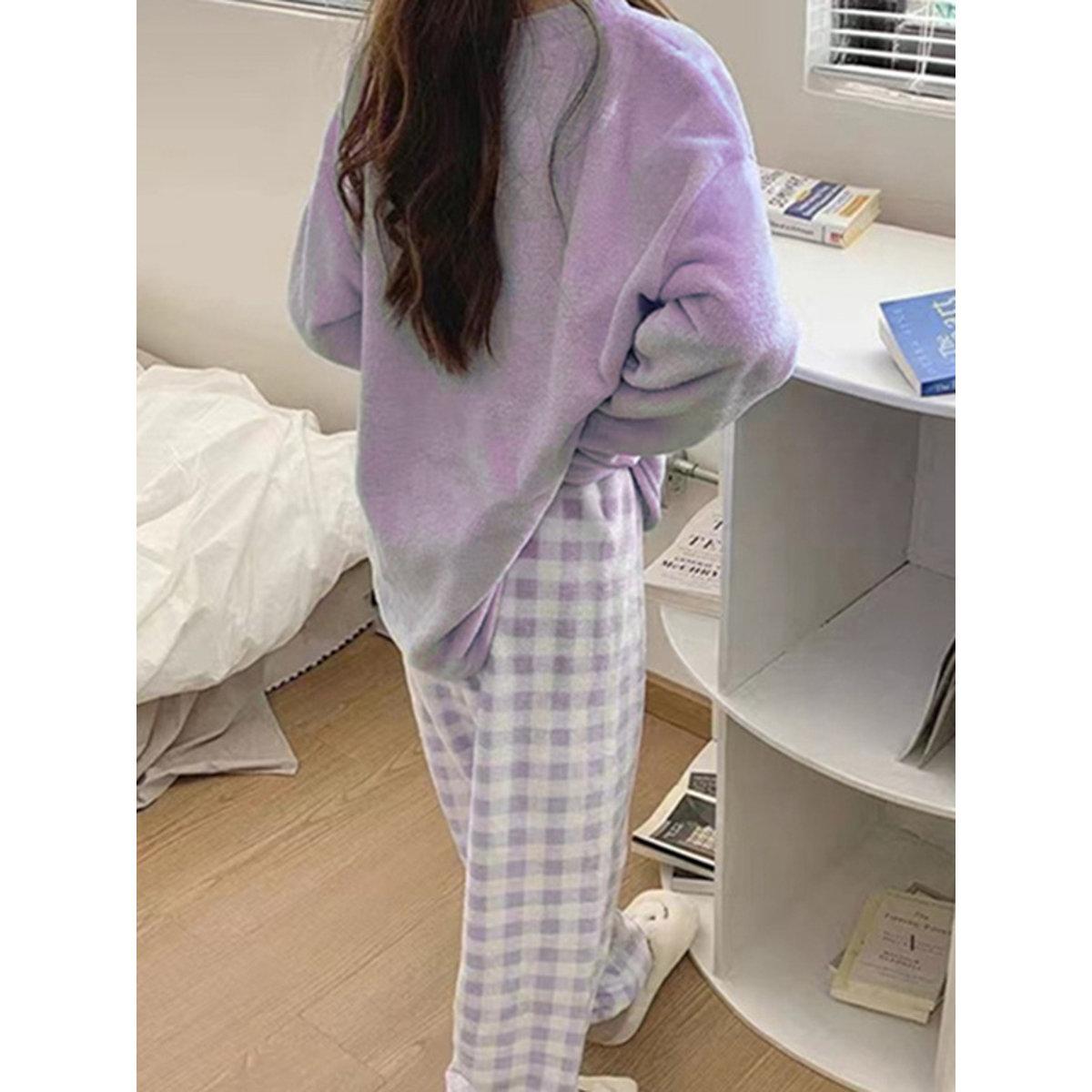طقم من بنطال بيجاما بطبعة مربعات وبلوزة بتفاصيل جيب-women-clothing-nightwear-pyjamas-longsets-image-2