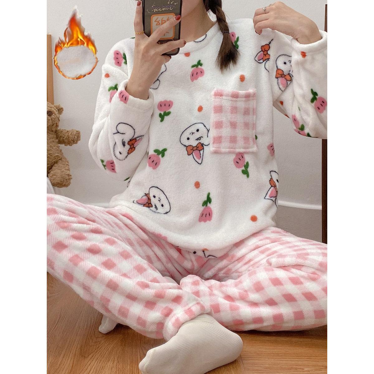 طقم من بنطال بيجاما بطبعة مربعات وبلوزة بتفاصيل جيب-women-clothing-nightwear-pyjamas-longsets-image-1