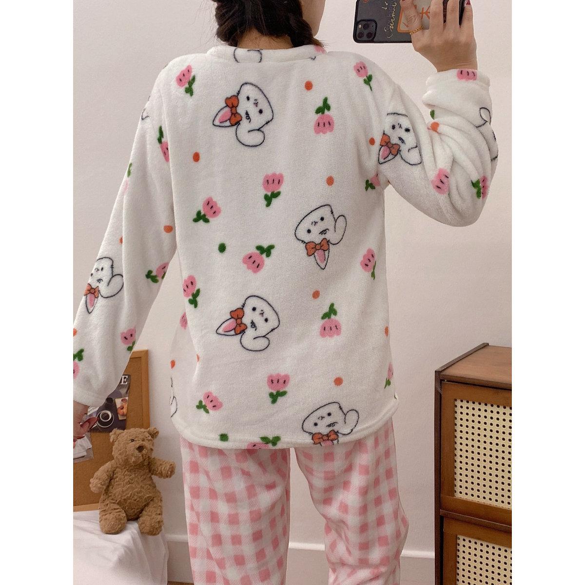 طقم من بنطال بيجاما بطبعة مربعات وبلوزة بتفاصيل جيب-women-clothing-nightwear-pyjamas-longsets-image-2