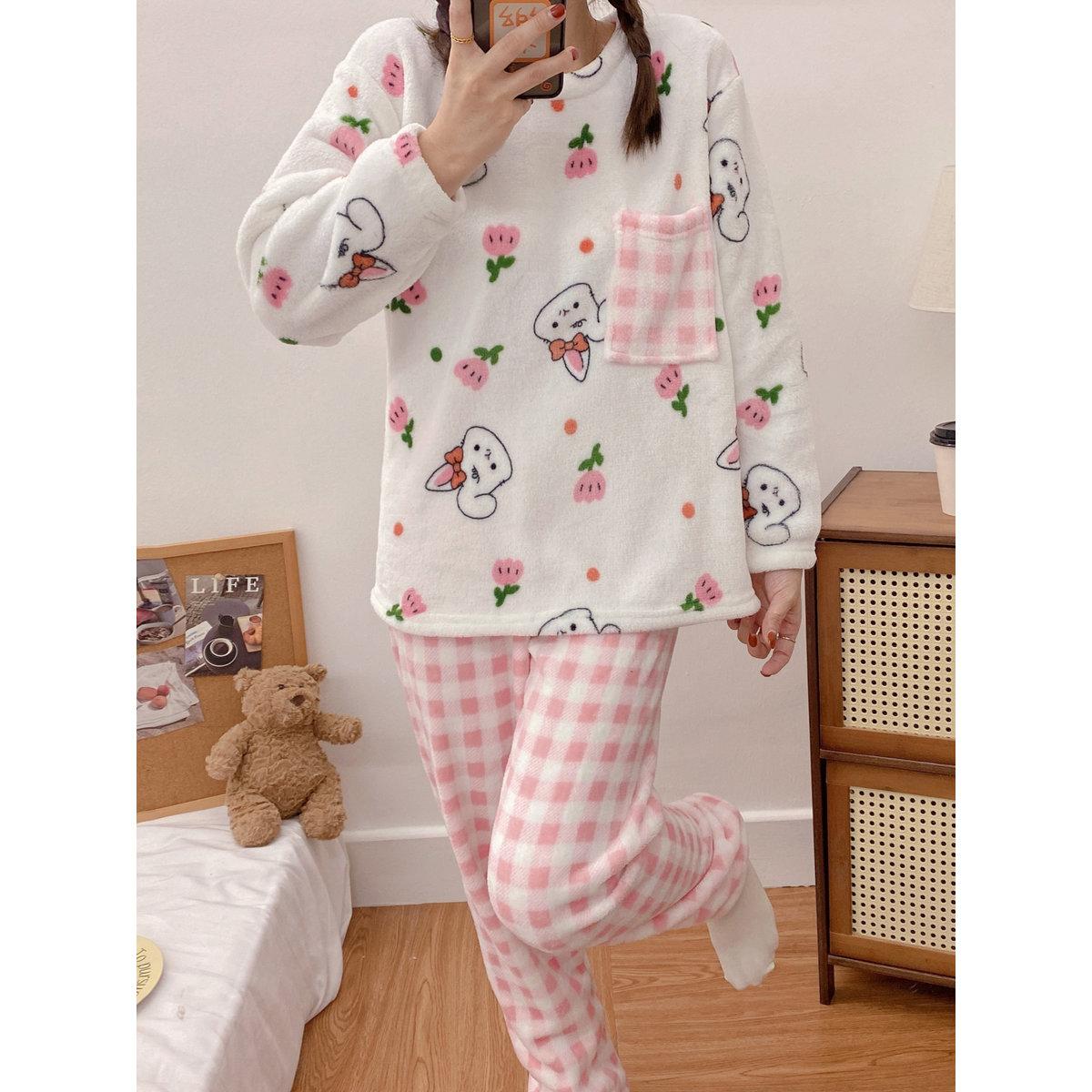 طقم من بنطال بيجاما بطبعة مربعات وبلوزة بتفاصيل جيب-women-clothing-nightwear-pyjamas-longsets-image-3