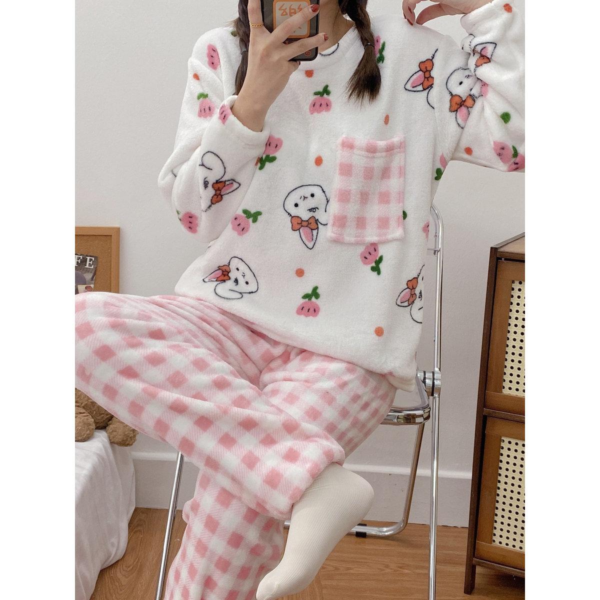 طقم من بنطال بيجاما بطبعة مربعات وبلوزة بتفاصيل جيب-women-clothing-nightwear-pyjamas-longsets-image-4