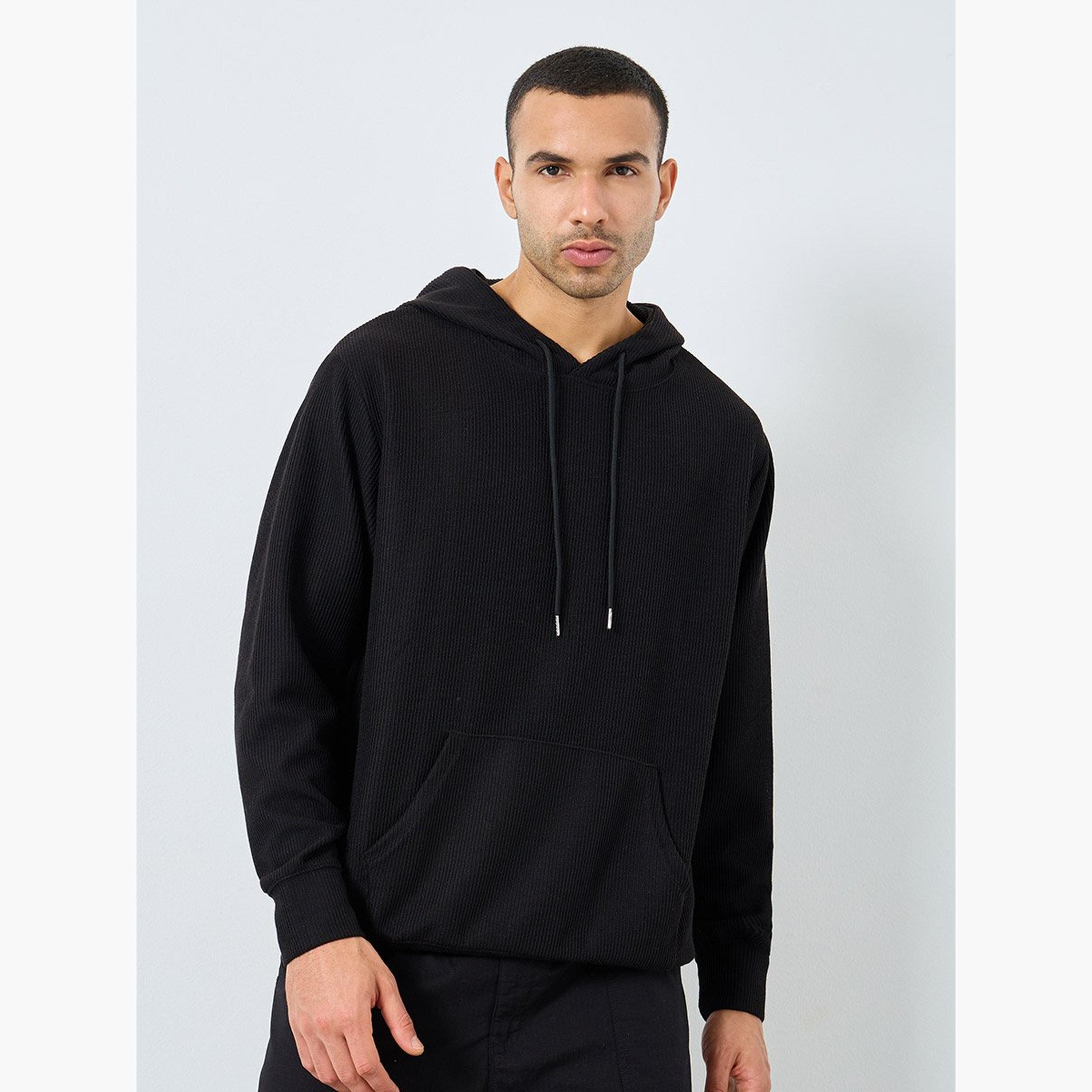 ستايلي - هودي أسود مقاس كبير بنقشة مجعدة-men-winterwear-hoodiesandsweatshirts-image-1