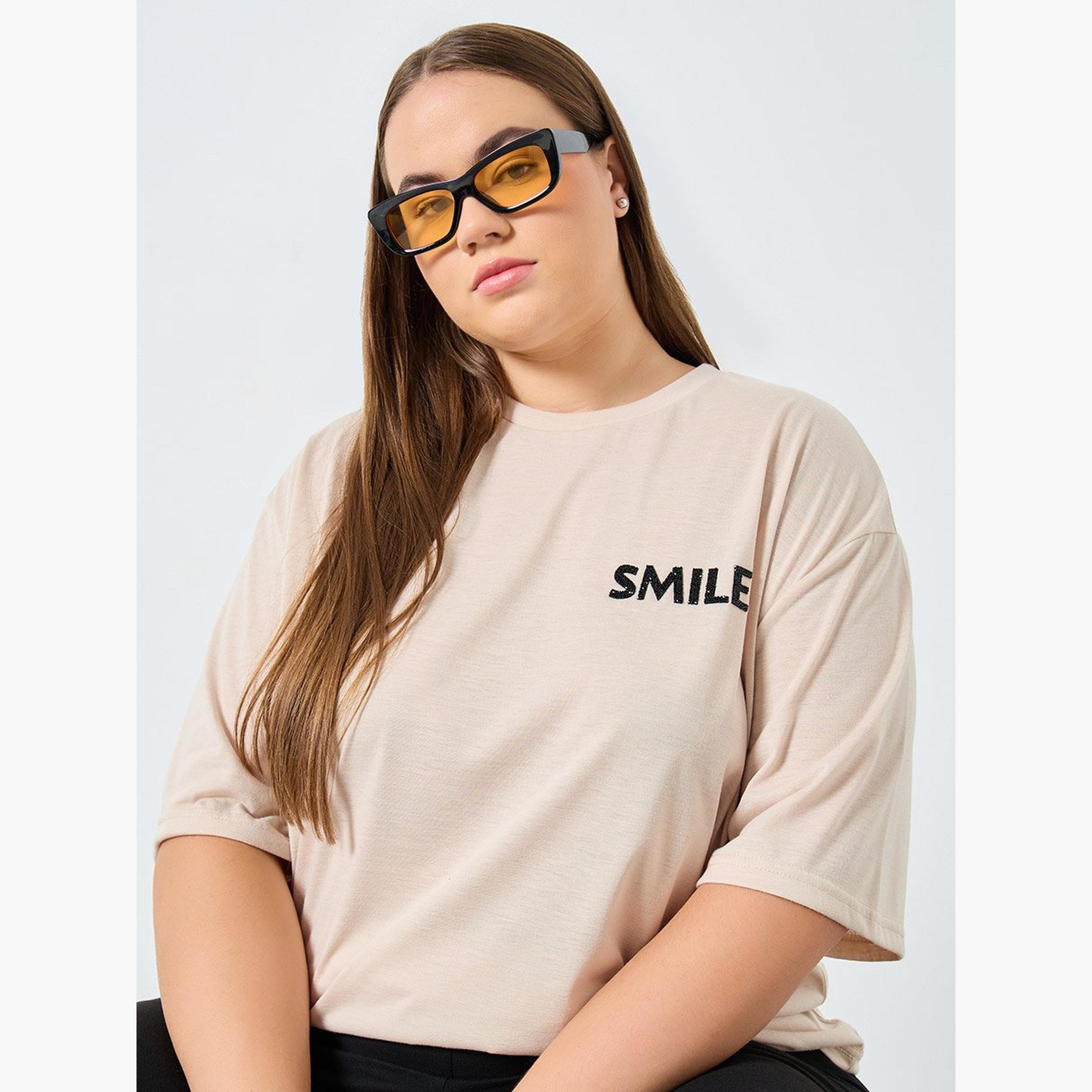 ستايلي - تي شيرت بطباعة شعار بيج مقاس كبير-women-clothing-tshirts-image-3
