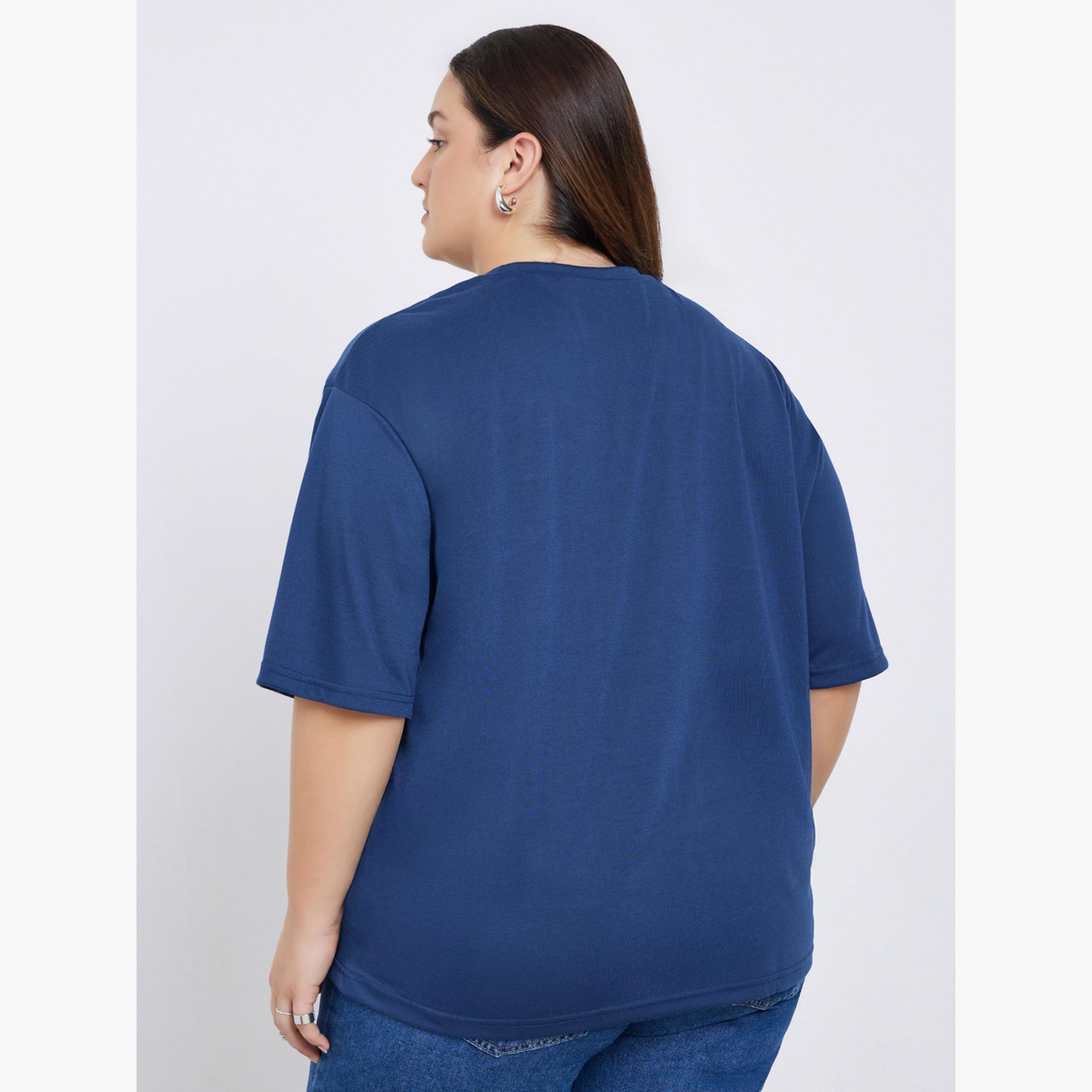 ستايلي - تي شيرت أزرق داكن مزخرف بشعار مقاس كبير-women-clothing-tshirts-image-4