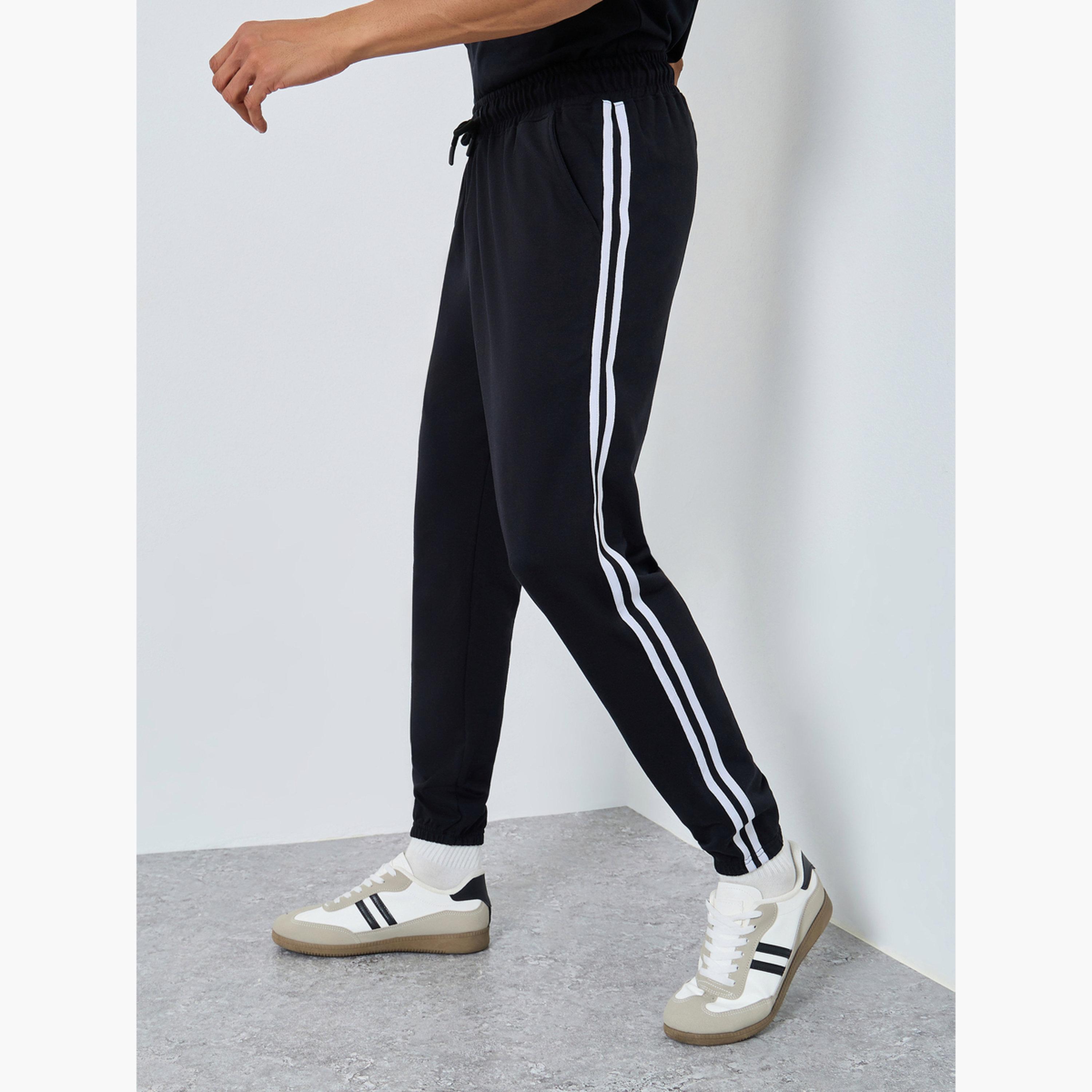 ستايلي - بنطال رياضي مخطط باللون الأسود للرجال-men-clothing-bottoms-joggers-image-1