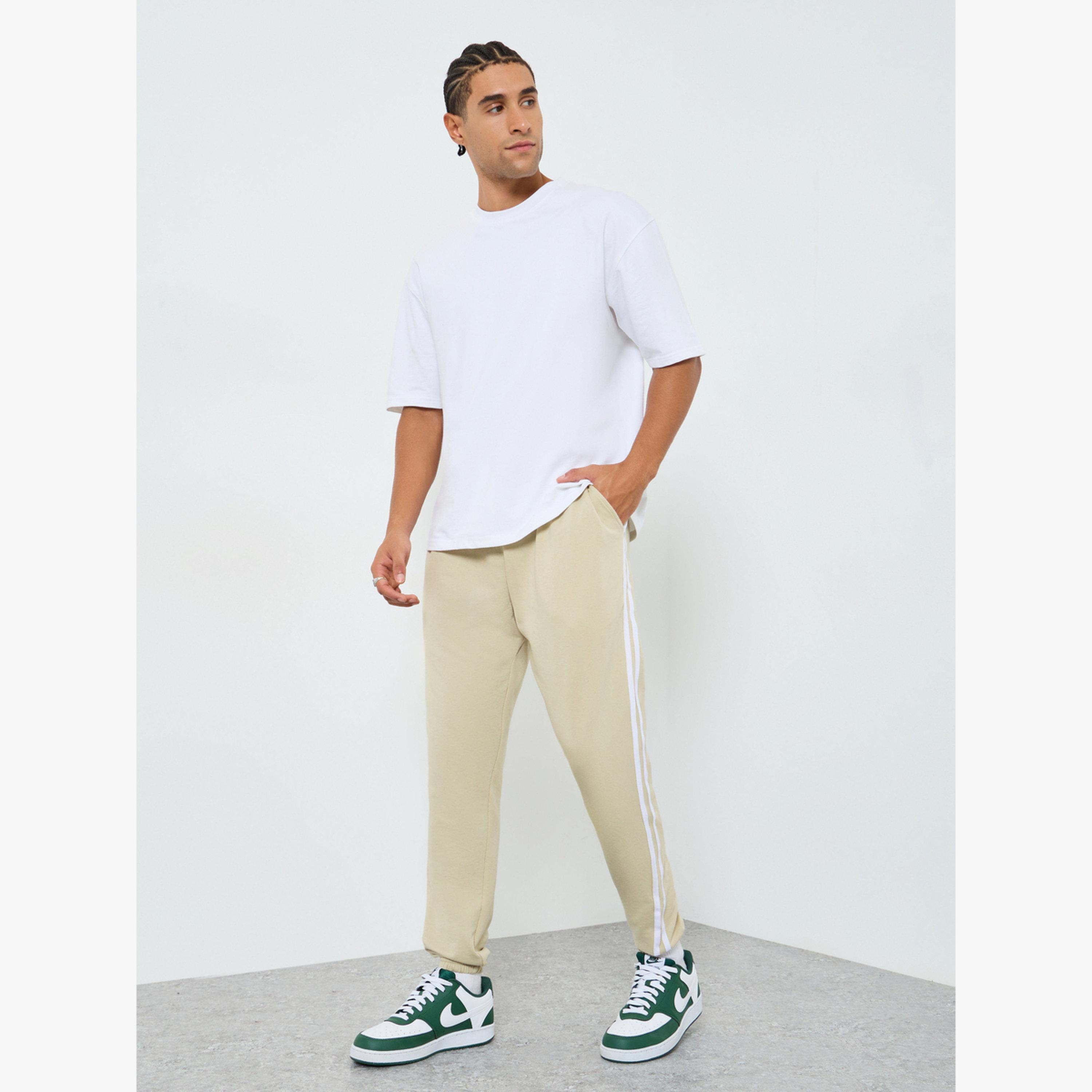 جوغر بقصة ضيقة بتفاصيل شريط جانبي-men-clothing-bottoms-joggers-image-2