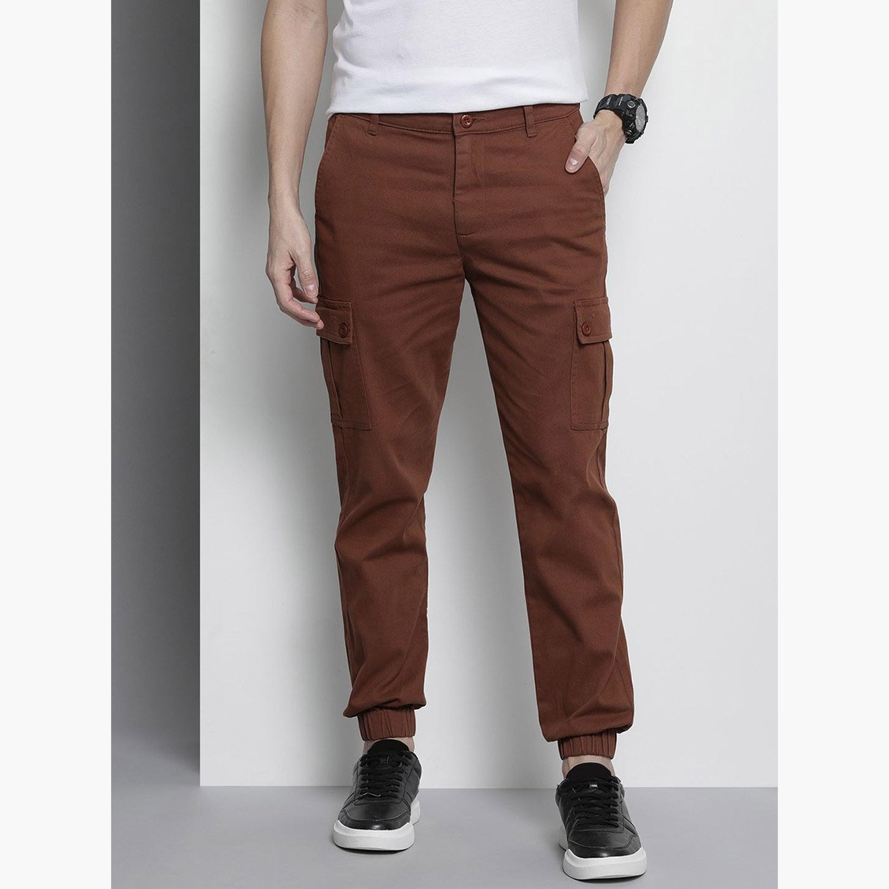 ذا انديان كراج كو × ستايلي - بنطال كارجو للرجال بني سادة تصميم ضيق-men-clothing-bottoms-joggers-image-2