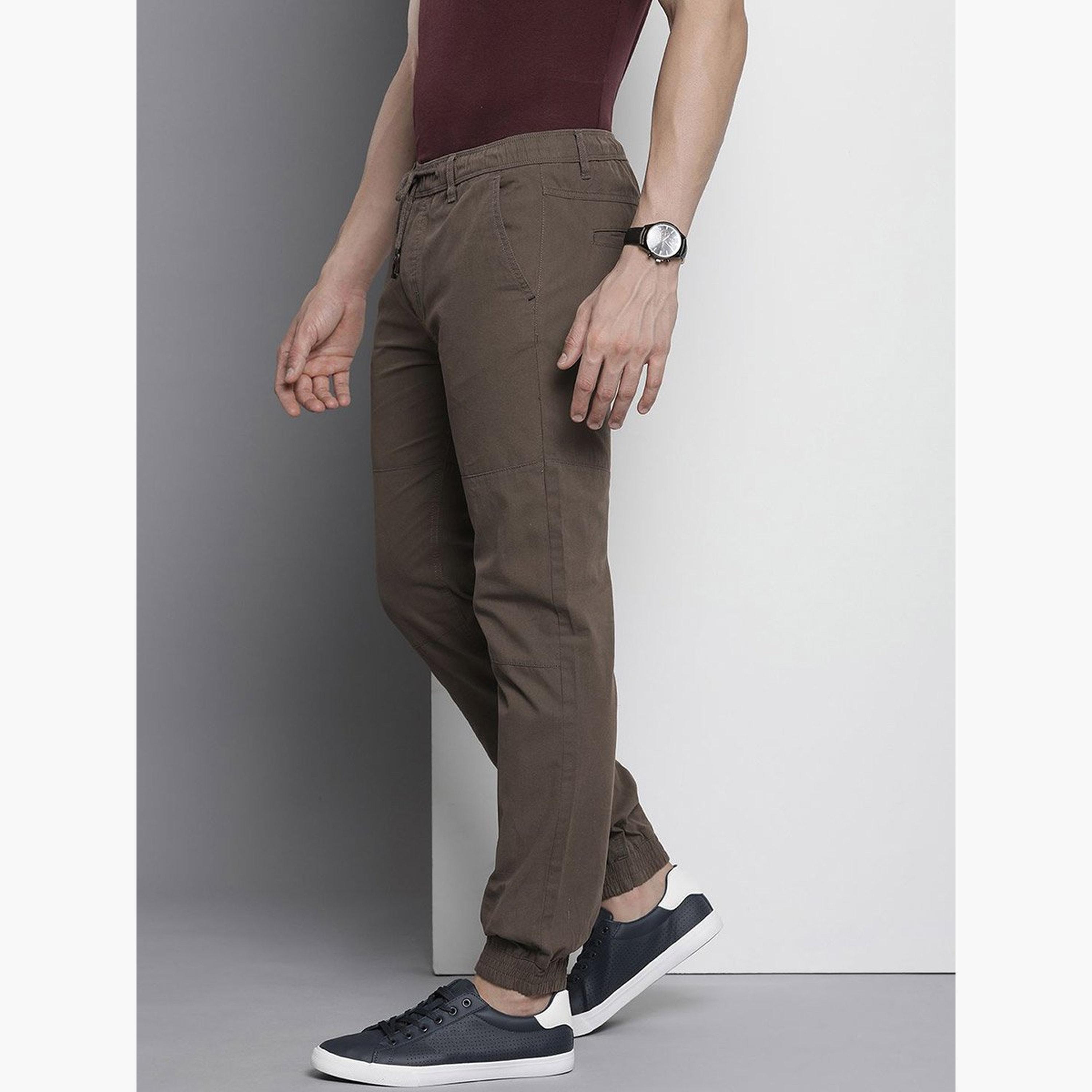 ذا انديان كراج كو × ستايلي - بنطال رياضي للرجال بني اللون تصميم نحيف وأساور-men-clothing-sportswearandactivewear-bottoms-joggers-image-2